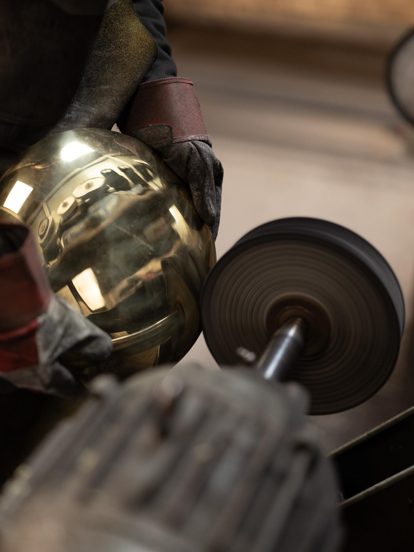 Cosmic 'Comet Pendelleuchte Sol' Handgefertigte Deckenleuchte aus reinem Satin-Messing im Angebot 1