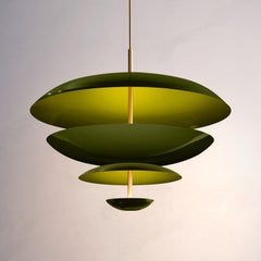 Cosmic Olive Chandelier 100' Handgefertigte Deckenleuchte aus lackiertem Messing in Olive