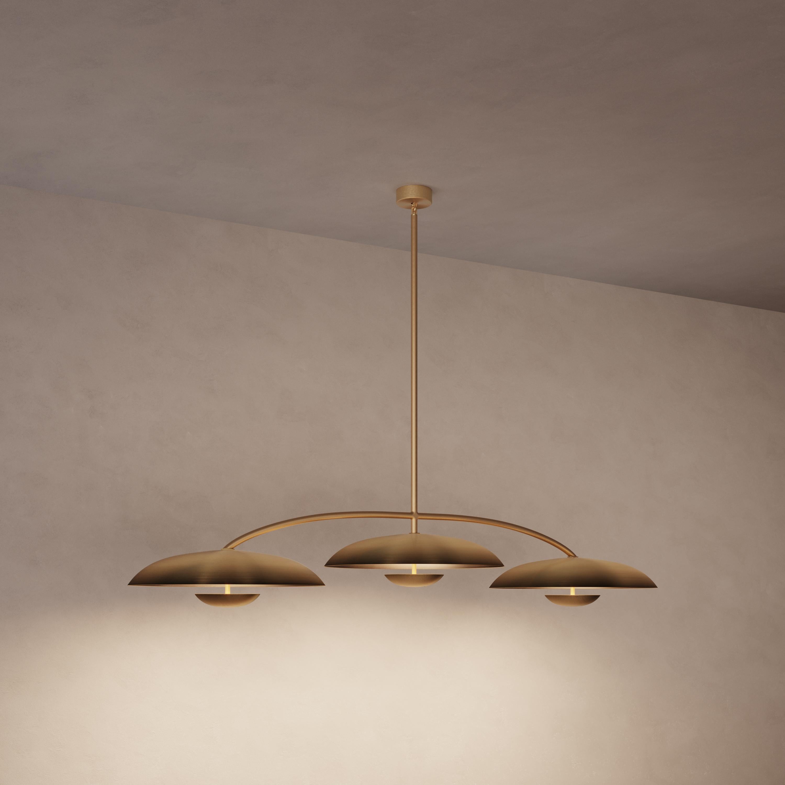 Inglese Luce a soffitto a sospensione in ottone patinato con sfumature di bronzo 'Cosmic Orbit Trio XL Ore in vendita
