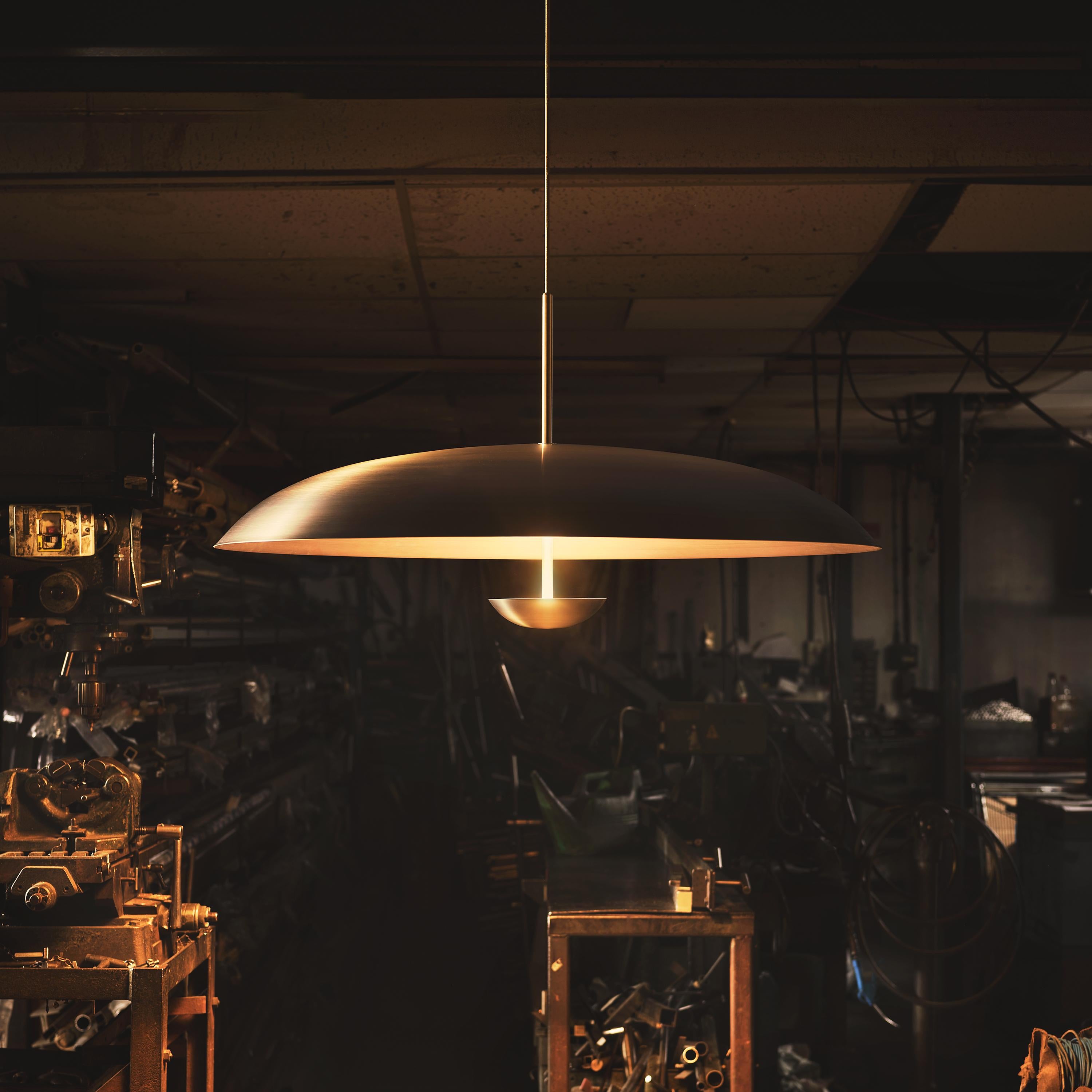 Ciondolo 'Cosmic Ore' 100, lampada da soffitto in ottone con patina sfumata, lampadario in vendita 2