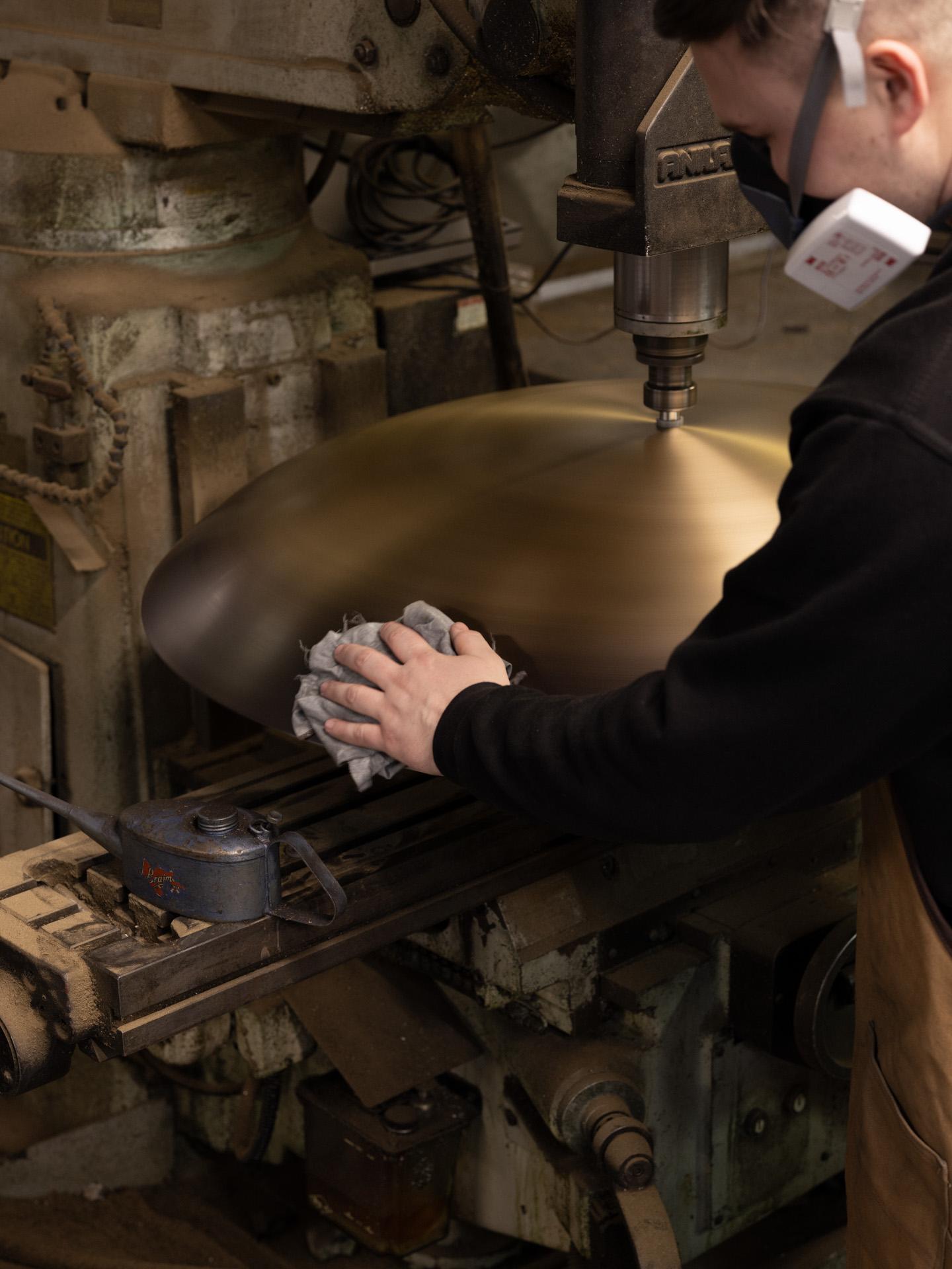 Cosmic Pendant 100 'Maroon' Plafonnier en laiton laqué fait à la main par un artisan Neuf - En vente à London, England