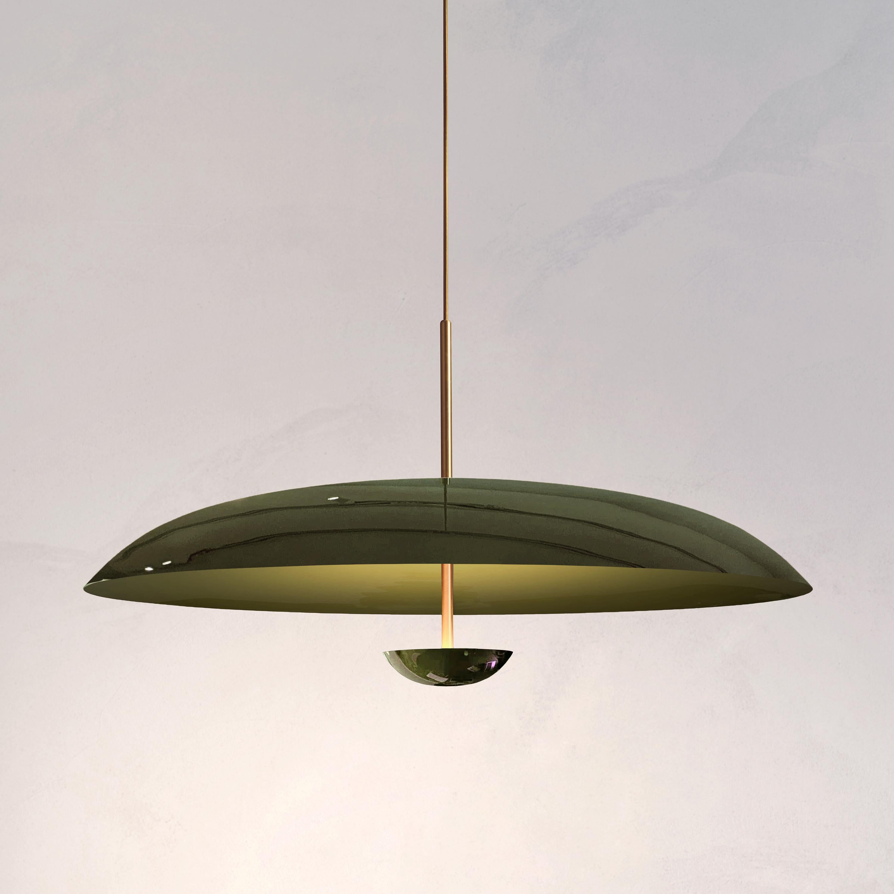 Inspirée par les formes et les textures des planètes, la collection Cosmic explore l'interaction entre le métal et une sélection de finitions laquées piano double face.
 
Deux plaques de laiton finement laquées composent cette lampe suspendue. La