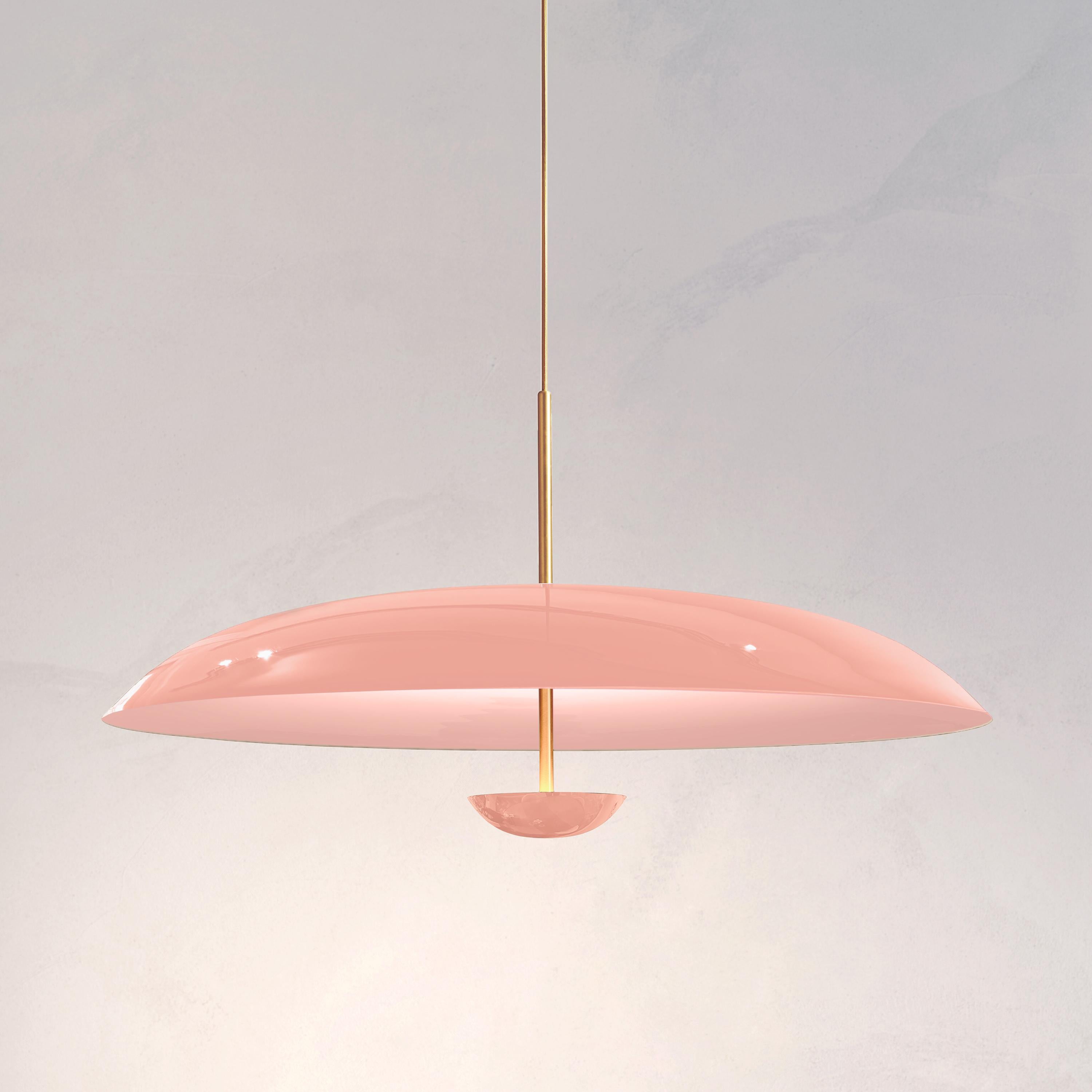 Inspirée par les formes et les textures des planètes, la collection Cosmic explore l'interaction entre le métal et une sélection de finitions laquées piano double face.
 
Deux plaques de laiton finement laquées composent cette lampe suspendue. La