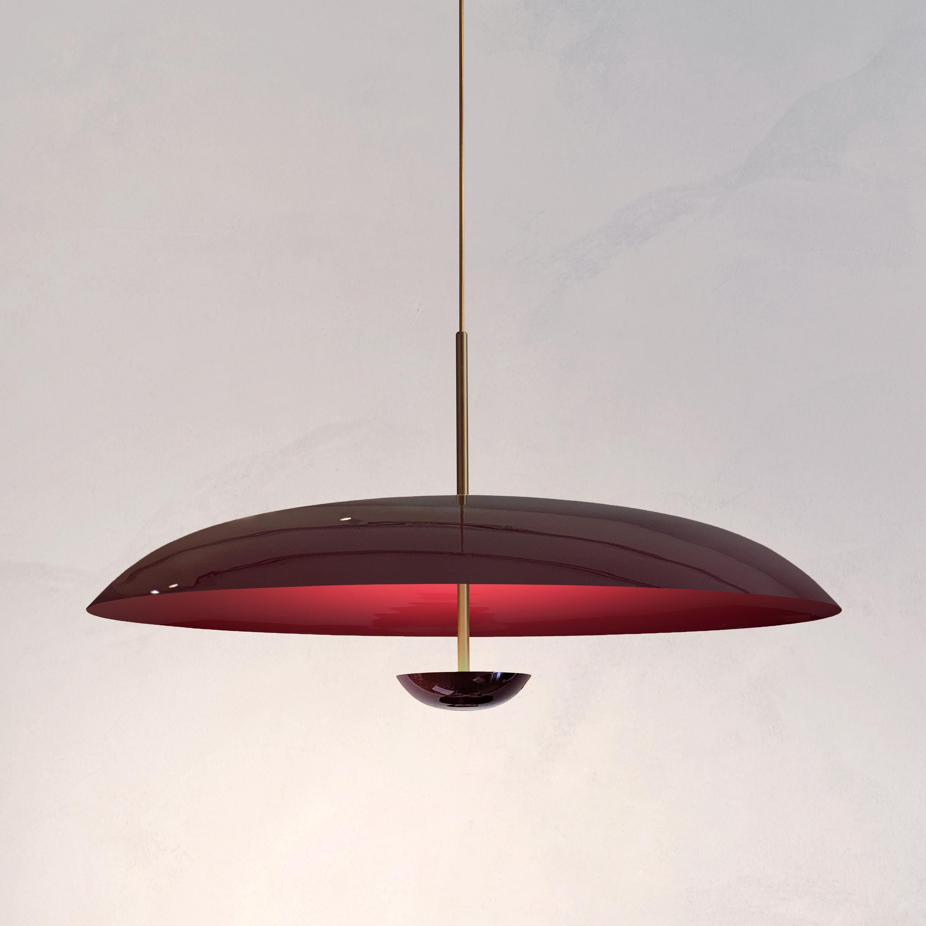 Inspir�ée par les formes et les textures des planètes, la collection Cosmic explore l'interaction entre le métal et une sélection de finitions laquées piano double face.
 
Deux plaques de laiton finement laquées composent cette lampe suspendue. La
