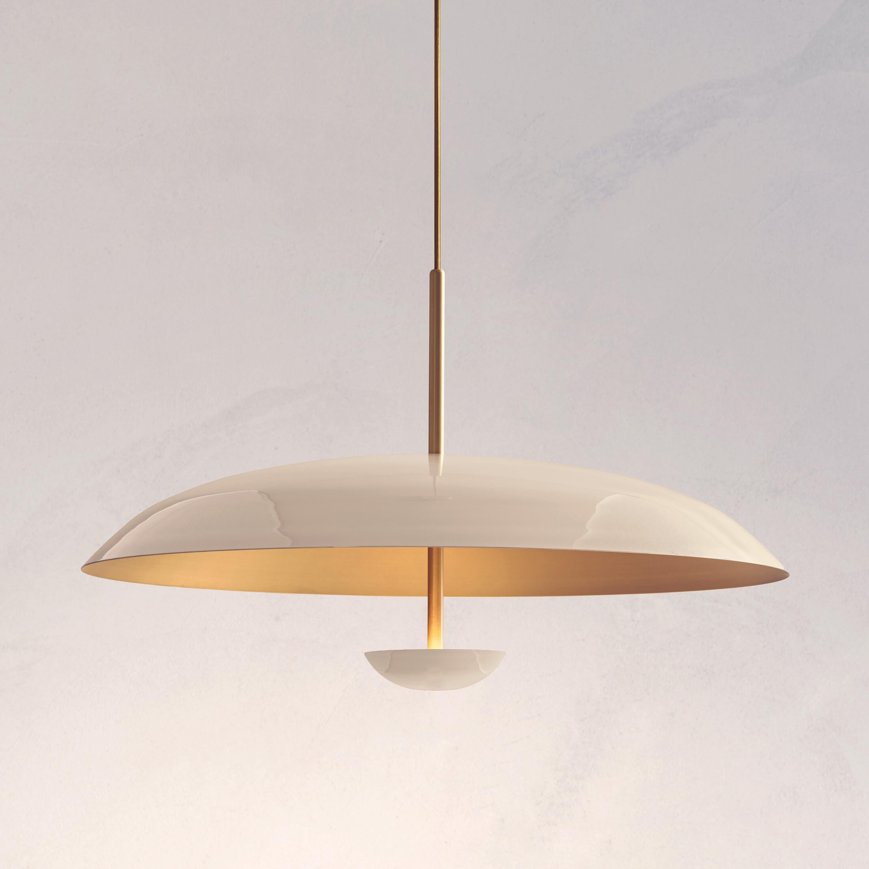 Diese Pendelleuchte besteht aus fein handgesponnenen Messingplatten, die mit einem glänzenden oder matten weißen Lack versehen sind, um ihr einzigartiges Aussehen zu schaffen. Bitte beachten Sie, dass der Prozess zufällig ist und jede Platte eine