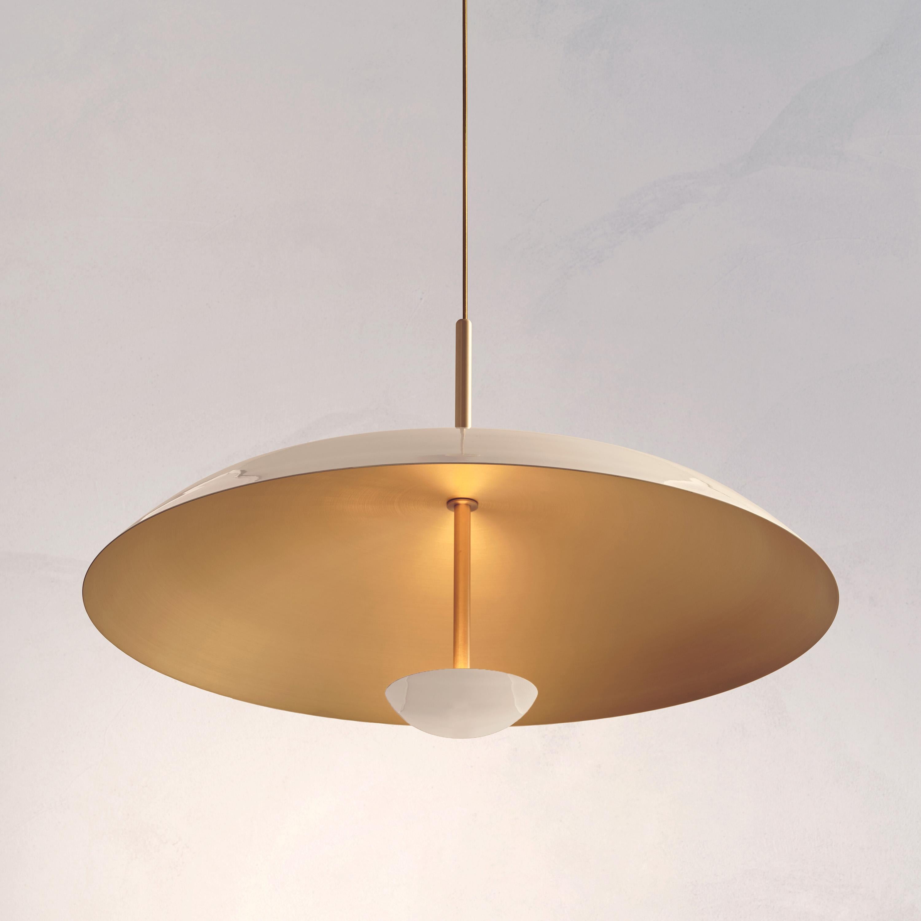 Cosmic 'Purion Pendelleuchte 70' Weißes, lackiertes Satin-Messing-Deckenleuchter (Organische Moderne) im Angebot