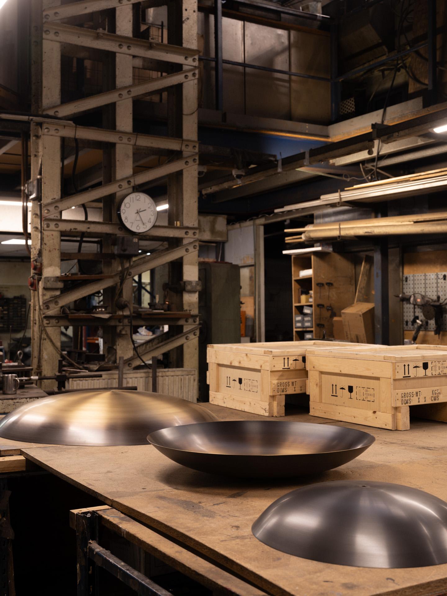 Lustre à suspension « Duo Regolith » en laiton patiné noir et bronze dégradé, modèle 70 » Neuf - En vente à London, England