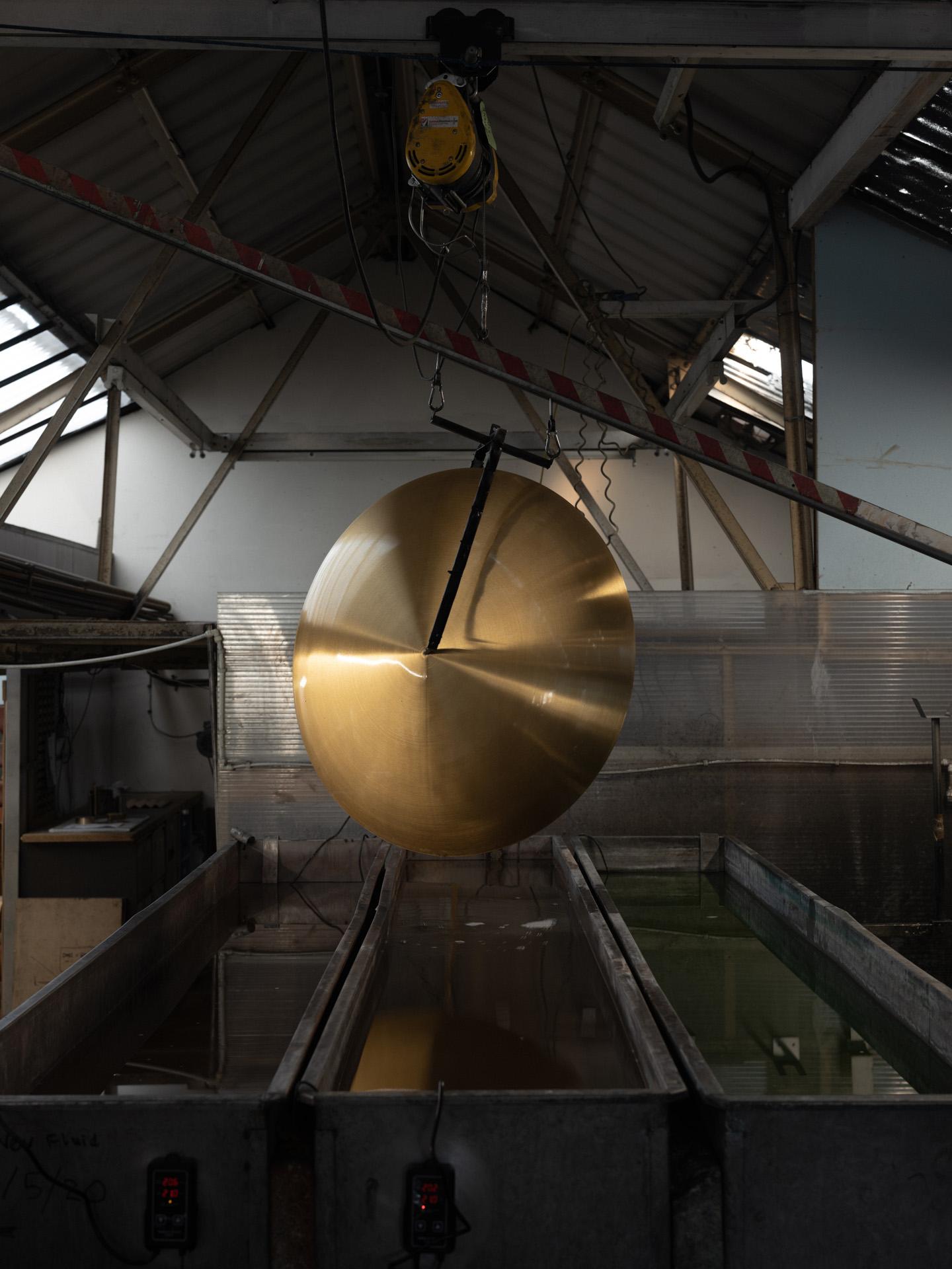 XXIe siècle et contemporain Lustre à suspension « Duo Regolith » en laiton patiné noir et bronze dégradé, modèle 70 » en vente