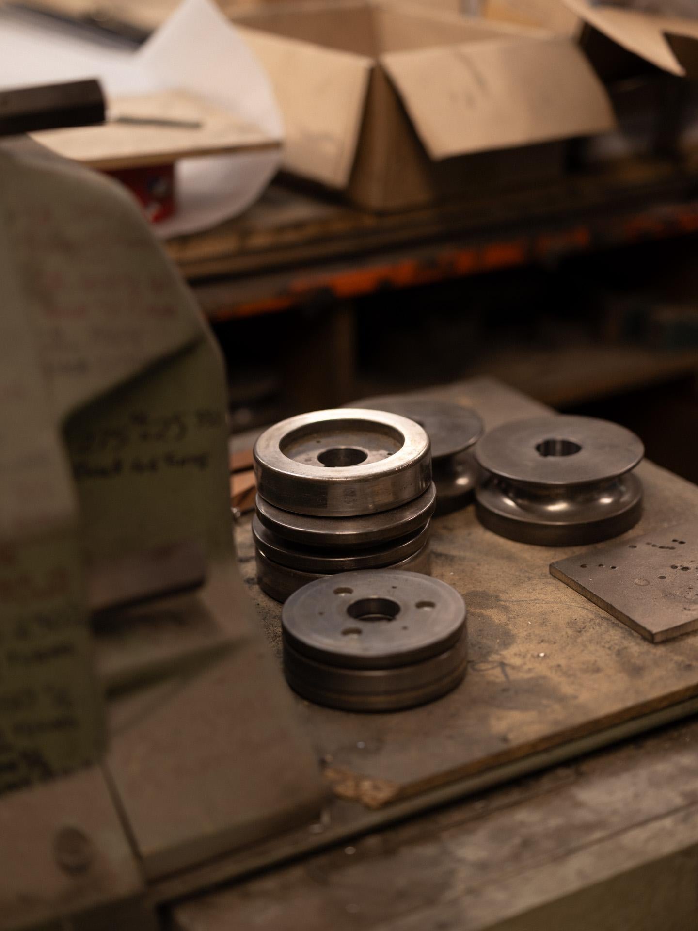 Cosmic 'Colgante Duo Seleno Sol 70' Araña de latón y acero hecha a mano en Nuevo estado para la venta en London, England