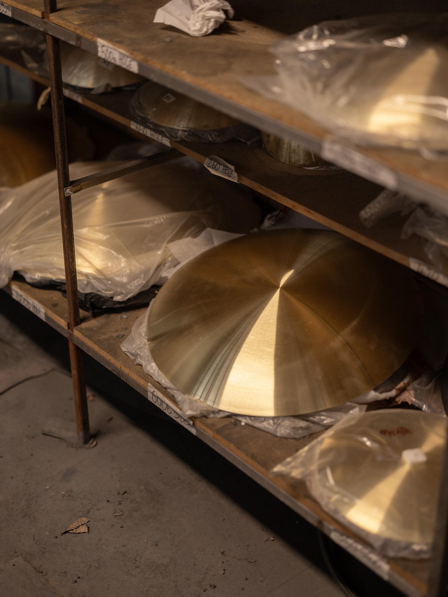 Cosmic 'Colgante Duo Seleno Sol 70' Araña de latón y acero hecha a mano Siglo XXI y contemporáneo en venta