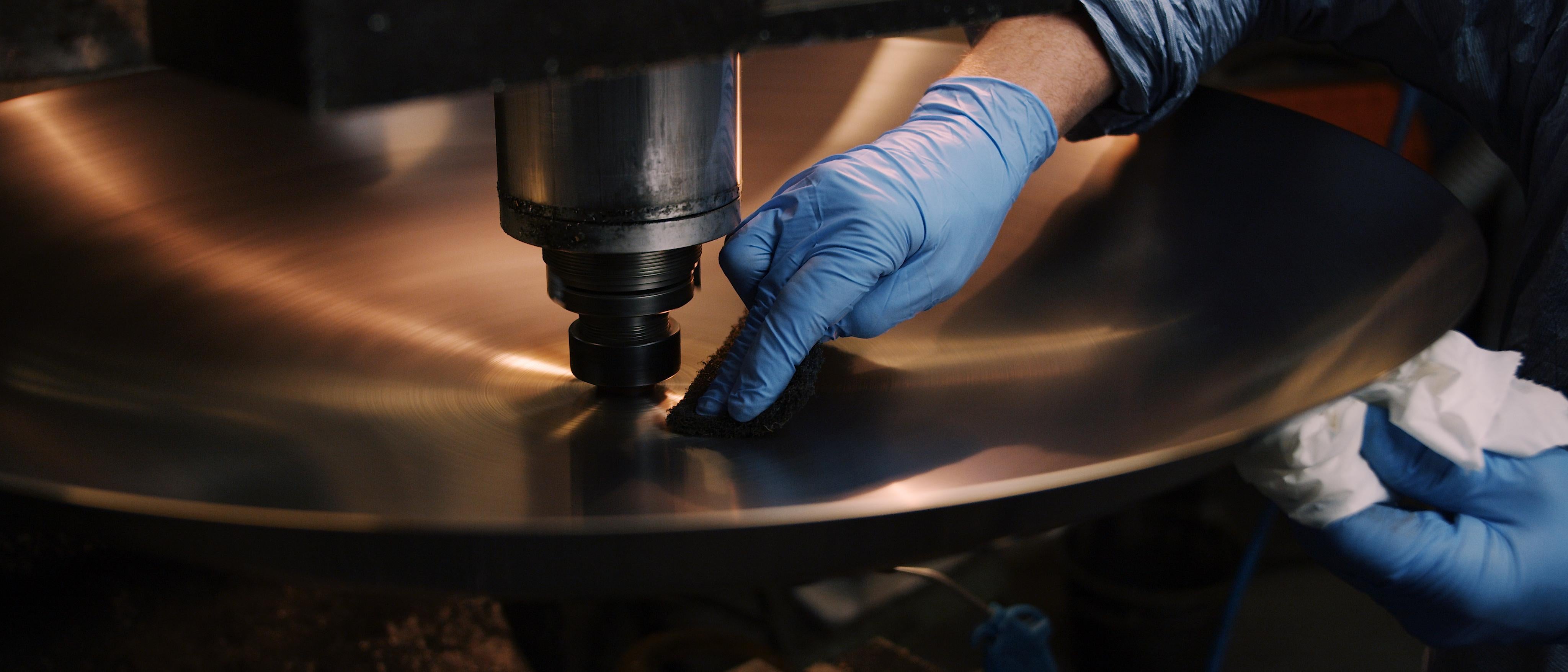 Lámpara de techo 'Cosmic Purion Chandelier 70' hecha a mano en latón lacado a piano en venta 1