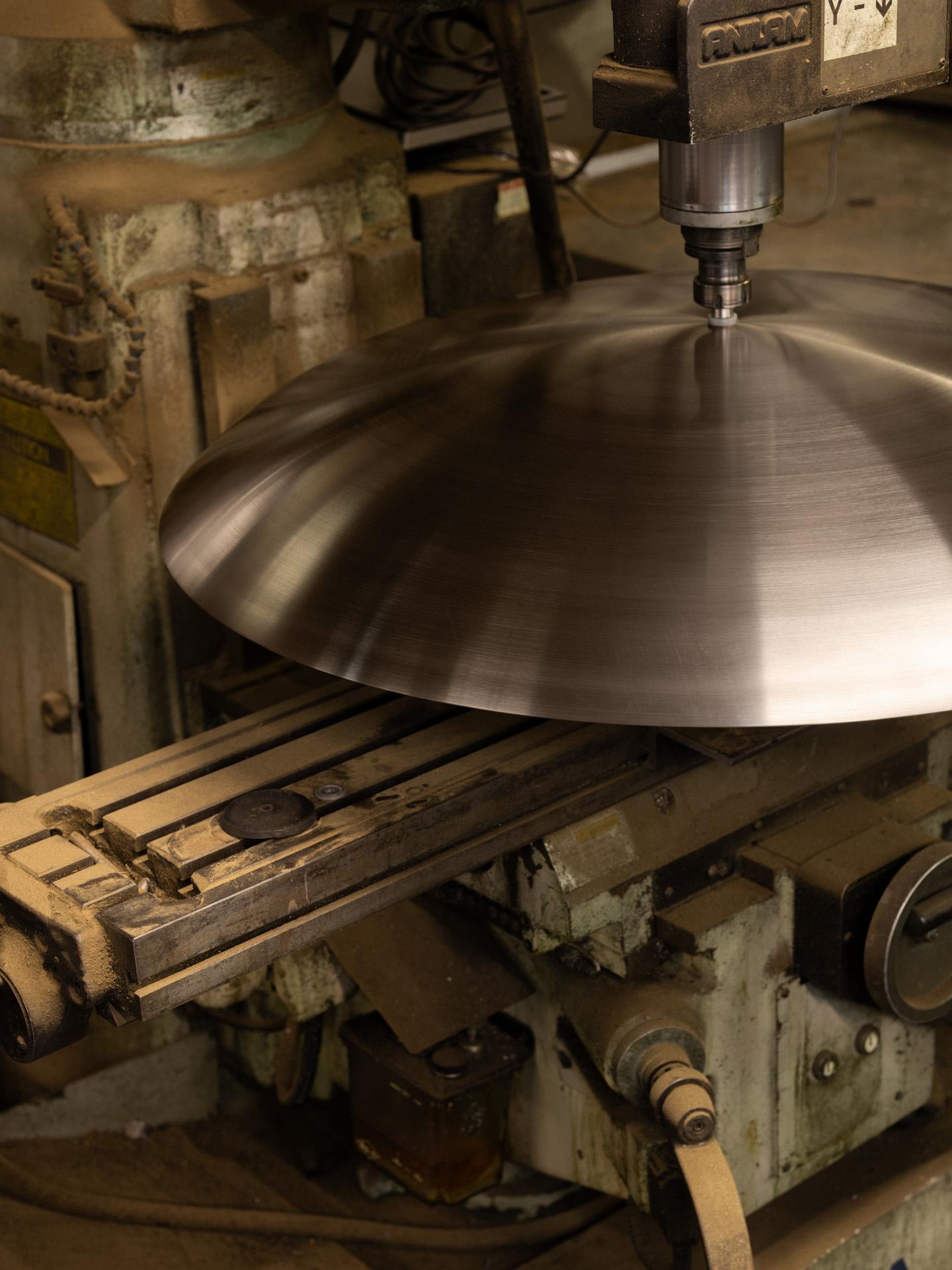 „Cosmic Purion Pendelleuchte 100“ Handgefertigte weiß lackierte Deckenleuchte aus satiniertem Messing (Britisch) im Angebot