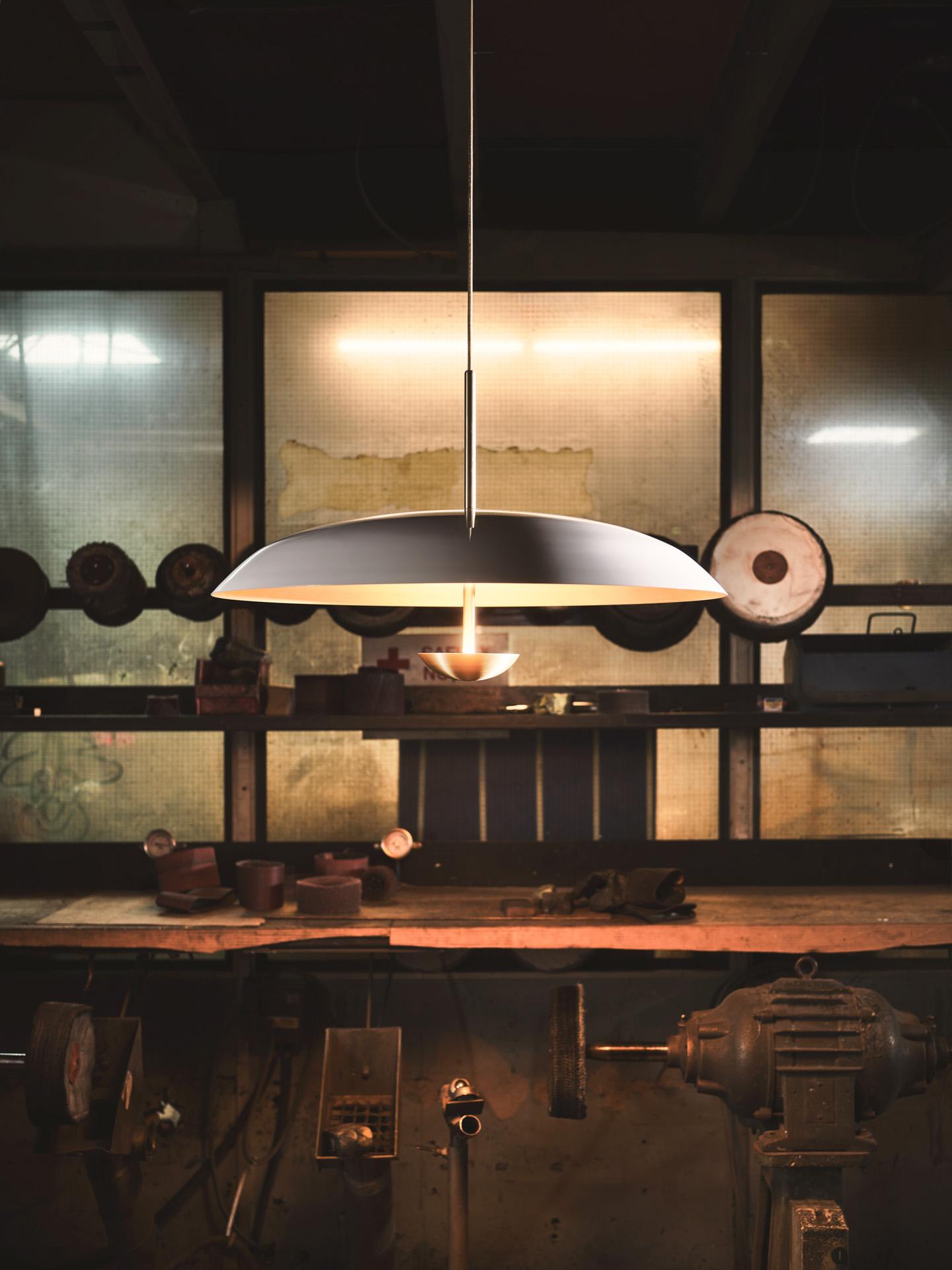 „Cosmic Purion Pendelleuchte 100“ Handgefertigte weiß lackierte Deckenleuchte aus satiniertem Messing im Zustand „Neu“ im Angebot in London, England