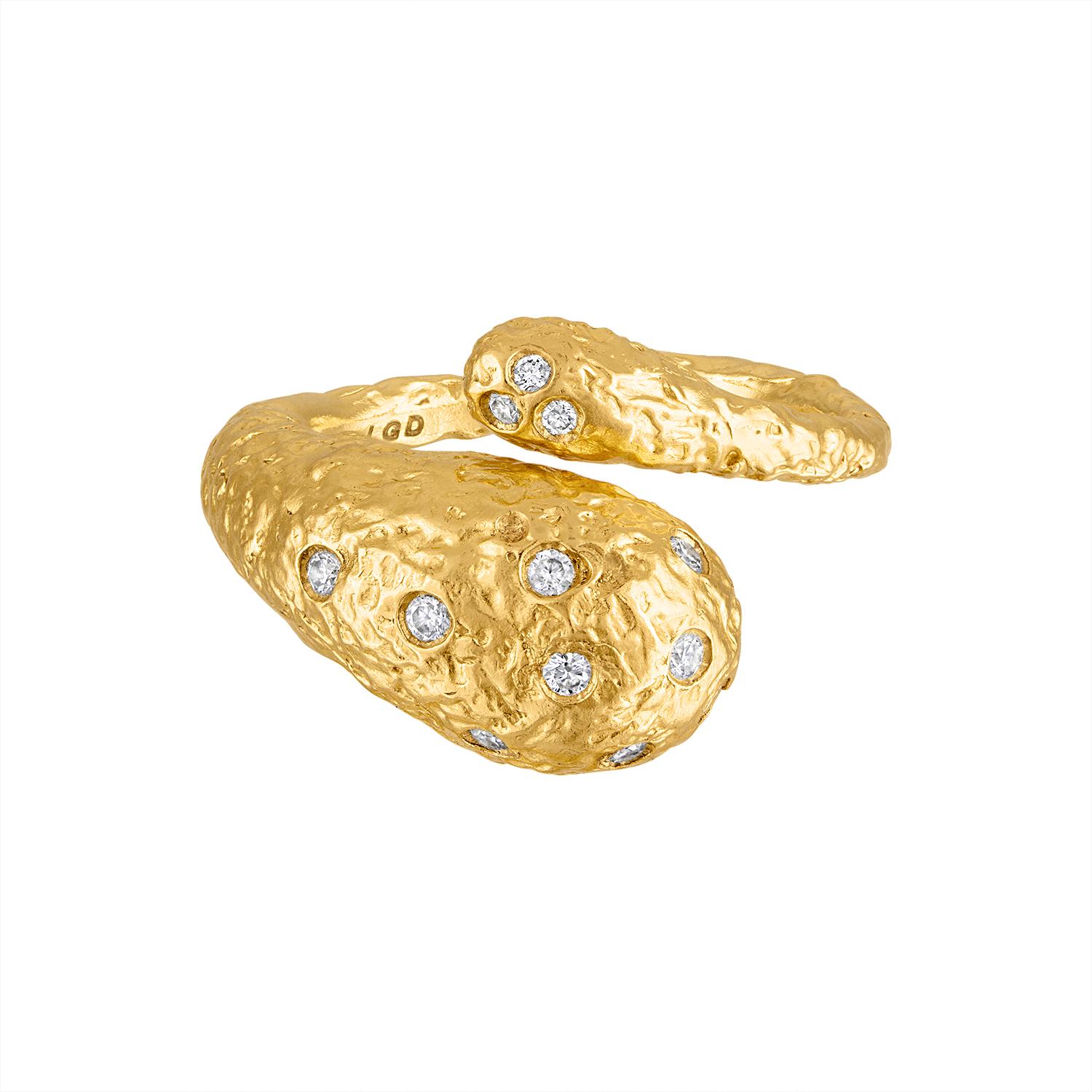 Questo affascinante anello presenta un design ipnotico ispirato alla bellezza e alla potenza del cosmo. Realizzato in lussuoso oro 22 carati, l'anello vanta una fascia vorticosa che ricorda gli intricati disegni di un pitone cosmico, le cui squame