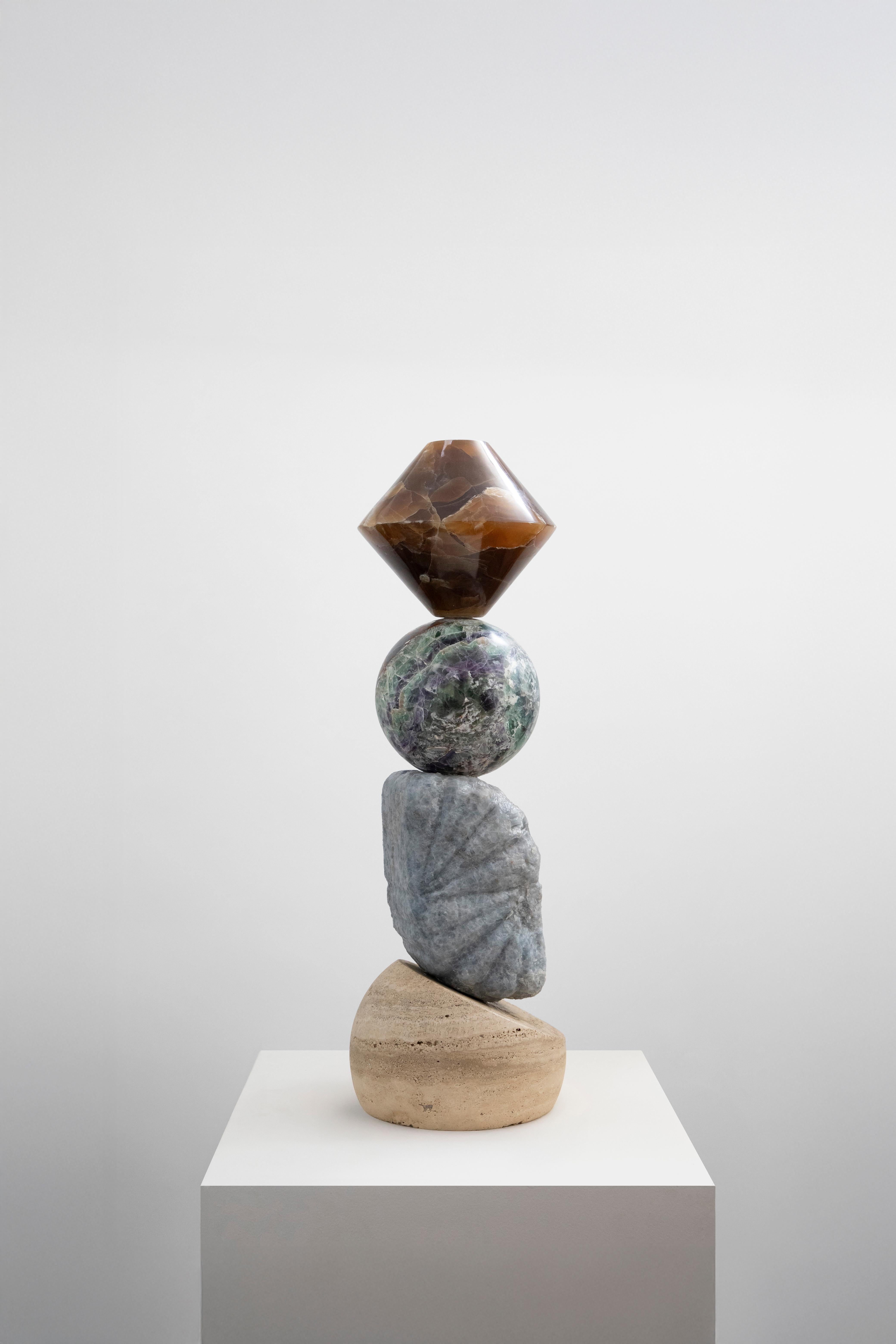 Materiali: Travertino, calcite blu, fluorite, onice Coca-Cola.

I totem delle Reliquie Cosmiche sono in edizione limitata di 8 + 2AP, varianti uniche; ogni scultura ha un set di pietre diverso che li rende pezzi unici.
I pezzi sono separati e si