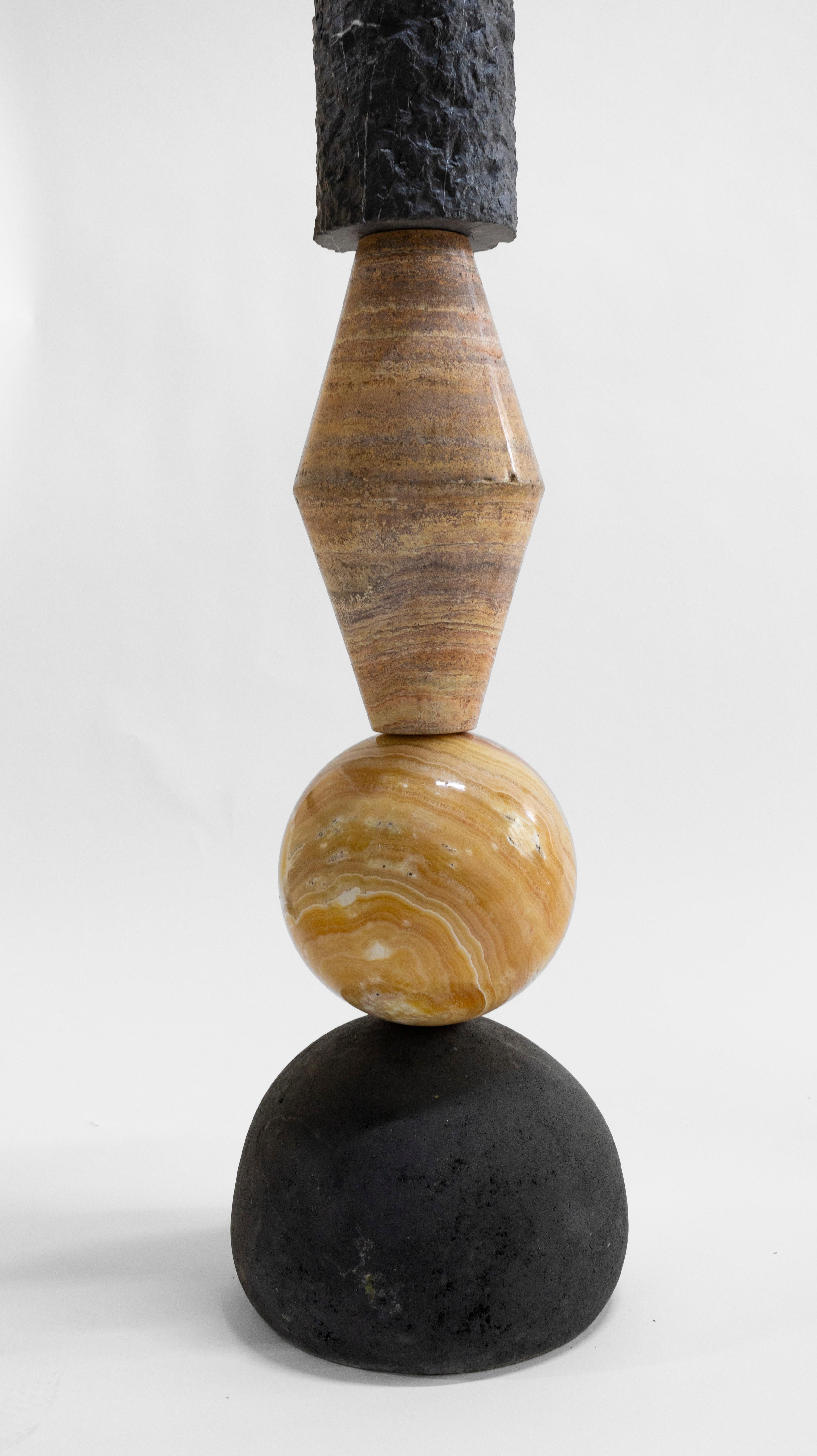 Materiales: Piedra de lava, ónix piña, travertino, mármol negro de Querétaro,
Santo Tomás ónice gris, ónice verde jade.
Los tótems de las Reliquias Cósmicas son una edición limitada de 8 + 2AP, variaciones únicas; cada escultura tiene un conjunto