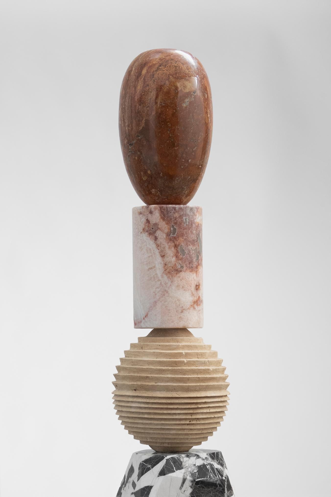 Materiales: Piedra de lava, calcita azul, grand antique, travertino, ónice rosa, travertino rojo.
Los tótems de las Reliquias Cósmicas son una edición limitada de 8 + 2AP, variaciones únicas; cada escultura tiene un conjunto diferente de piedras, lo