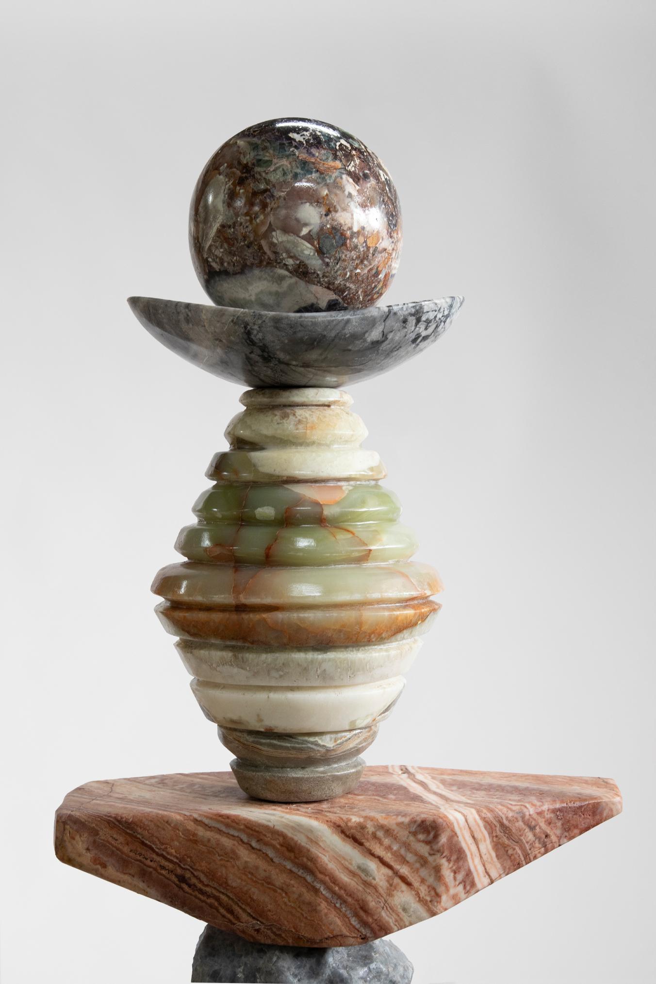 MATERIAL : Marbre noir de Querétaro, pierre de lave, onyx de glace, travertin rouge, calcite bleue, onyx dragon, onyx de jade, marbre bleu ciel, fluorine.
Les totems Cosmic Relics sont des éditions limitées de 8 + 2AP, des variations uniques ;