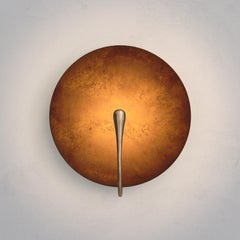 „Cosmic Rust“ handgefertigte Wandleuchte aus rostfarbenem, patiniertem Messing
