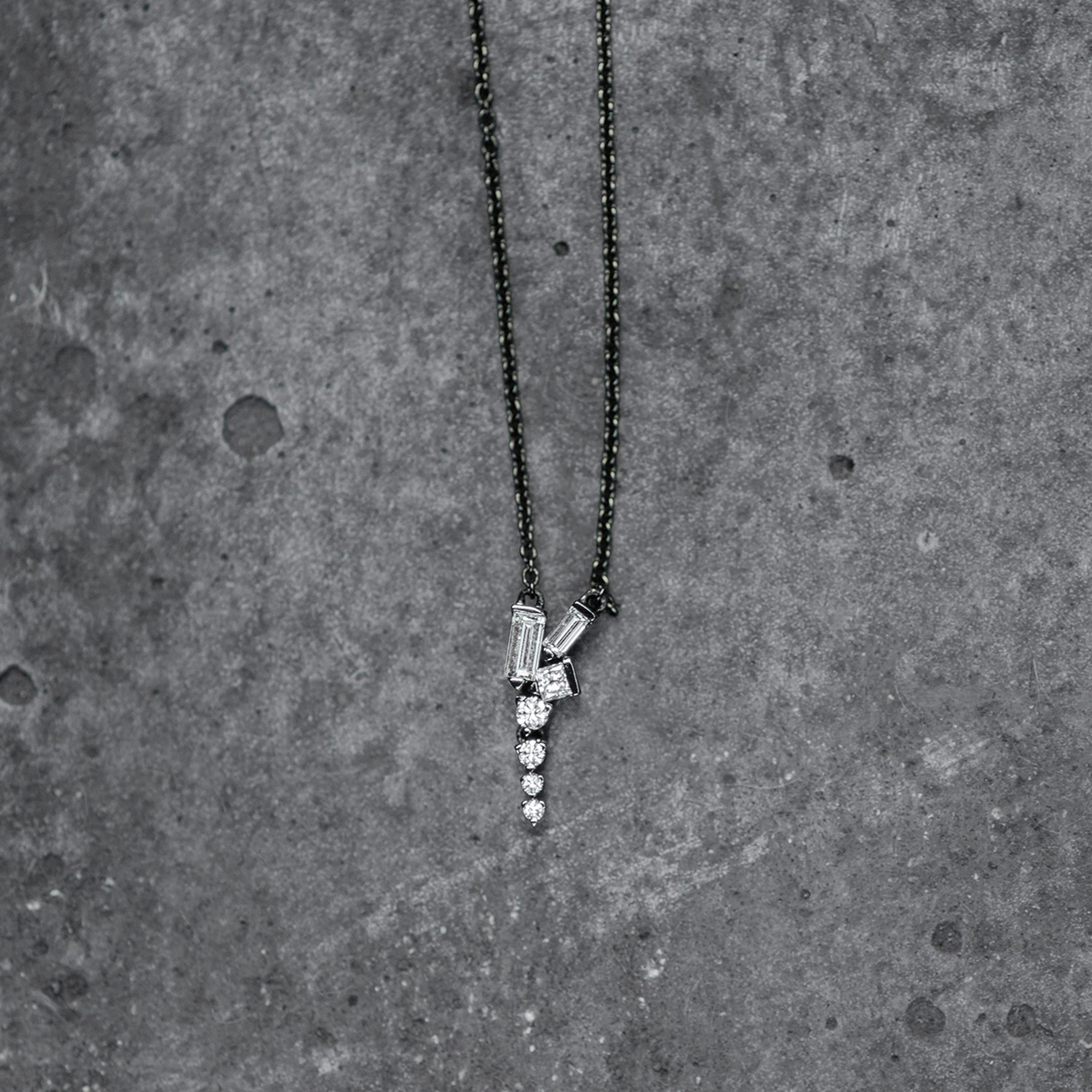 This short drop chain necklace from the Cosmic collection is articulated thanks to a subtle link that add movement and accentuate the necklace’s delicacy and grace.
The Cosmic jewellery creations gather baguette, round and square-cut diamonds,