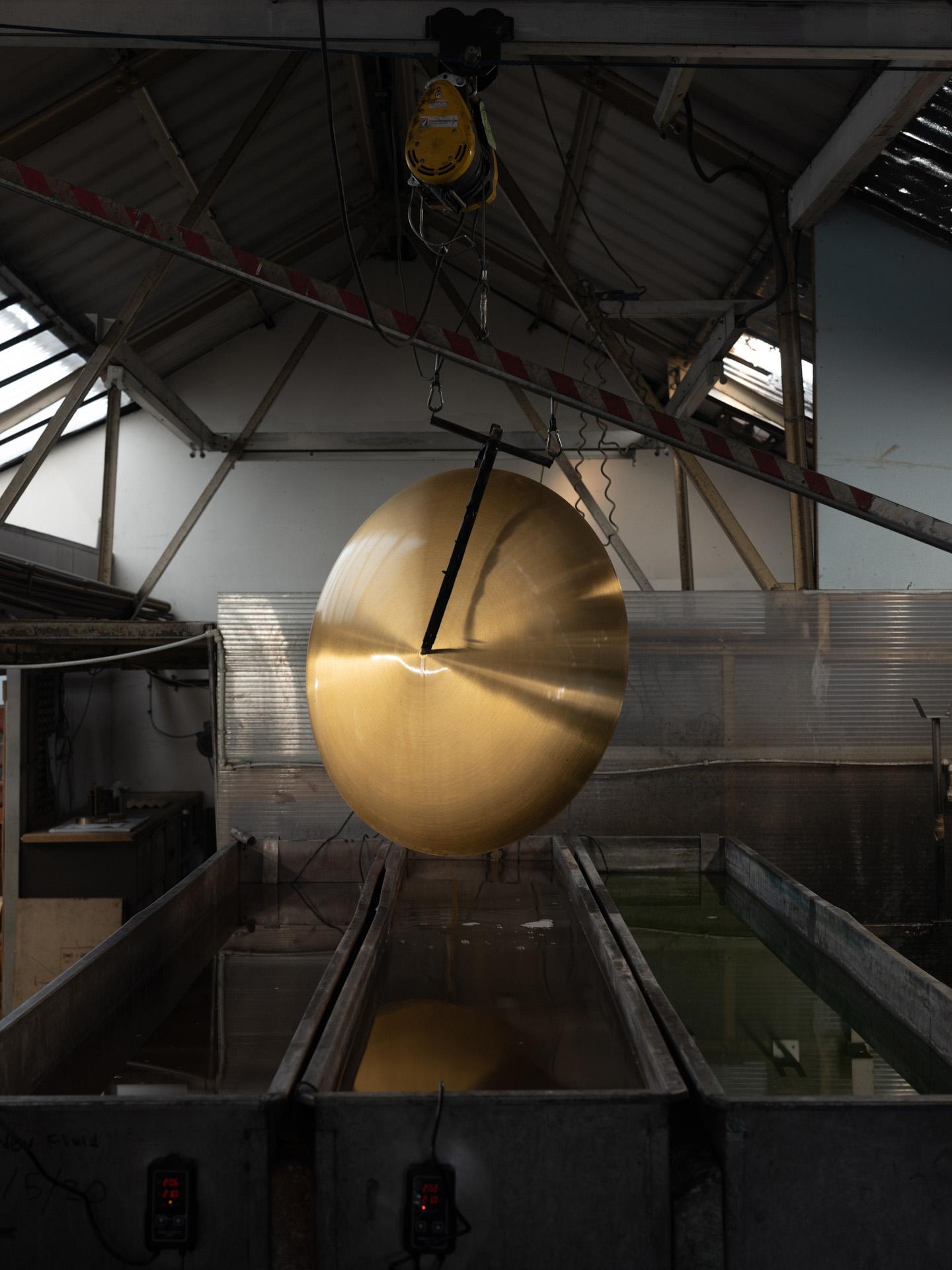 Lampada da soffitto 'Cosmic Sol Pendant 70' realizzata a mano in ottone satinato in vendita 1