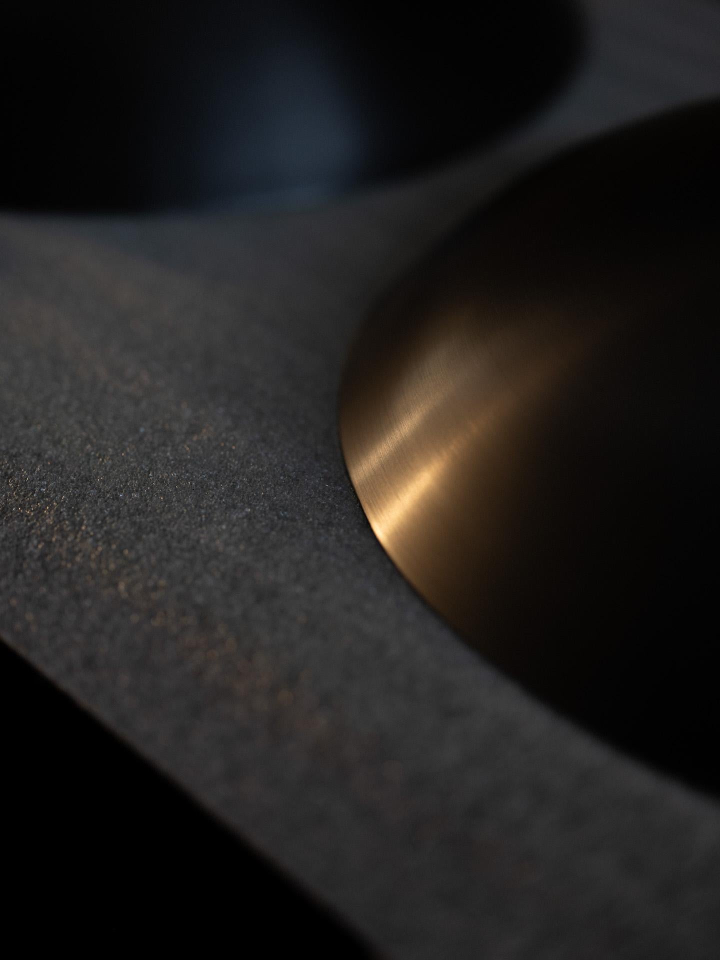 Lampada da soffitto 'Cosmic Sol Pendant 70' realizzata a mano in ottone satinato in vendita 2