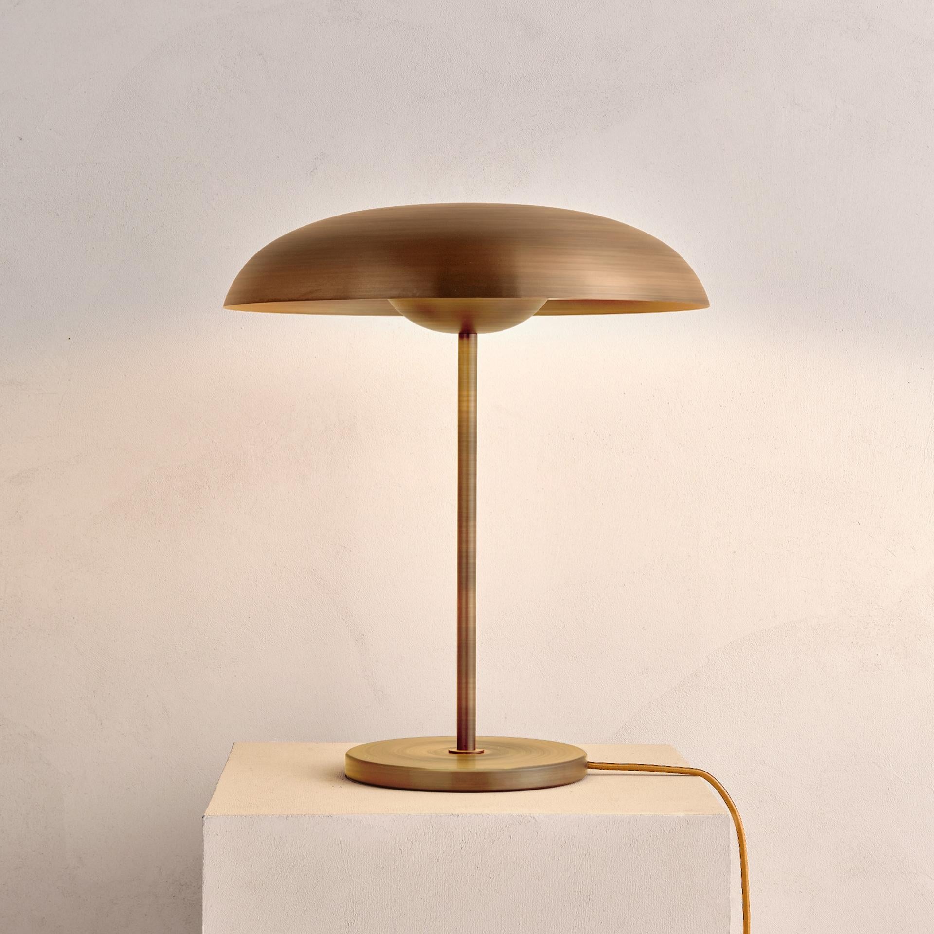 „Cosmic Solstice Antique“ Tischlampe, handgefertigte Tischlampe aus gebürsteter, mittelgroßer Bronze (Organische Moderne) im Angebot