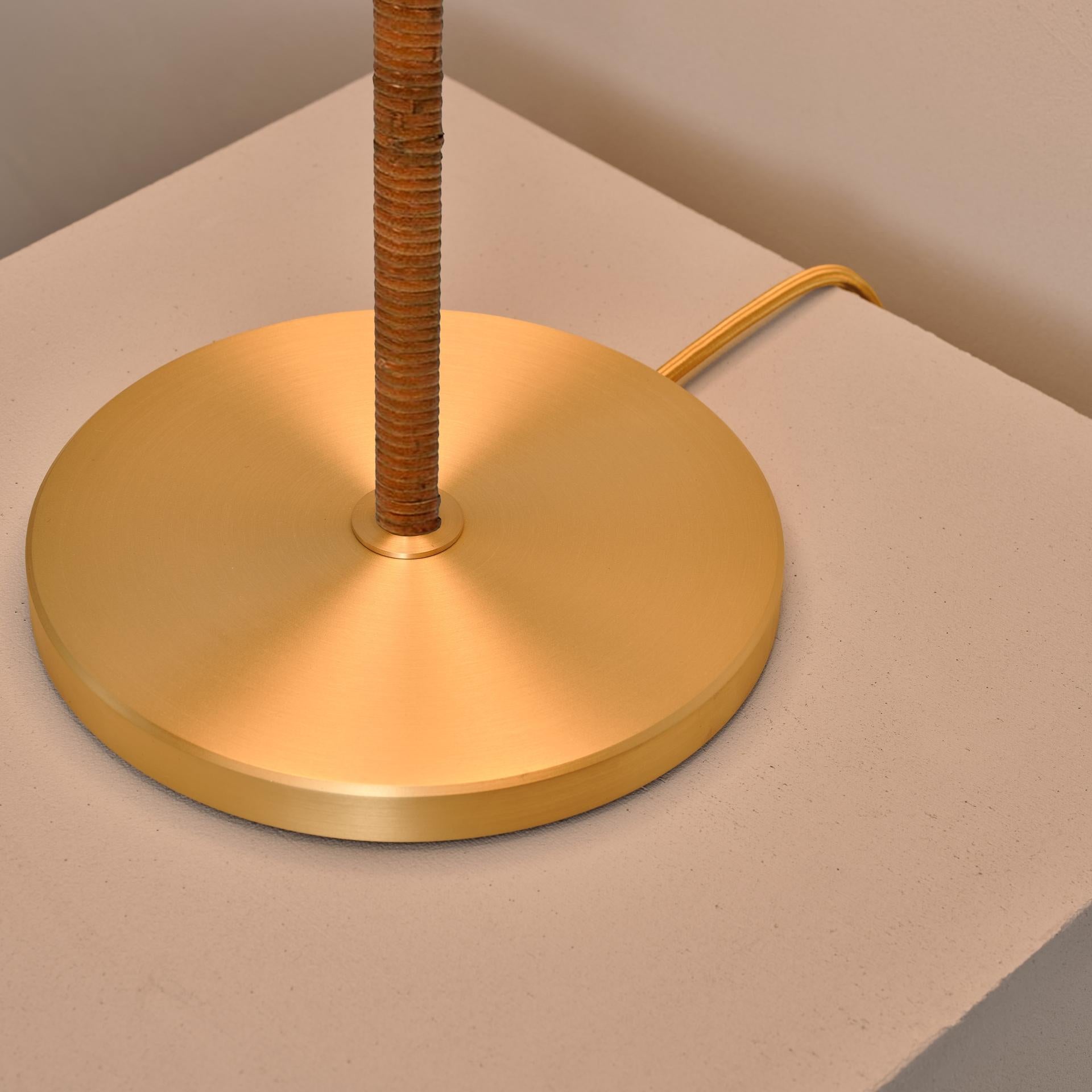 Tischlampe „Cosmic Solstice Caramel“ aus Messing, handgefertigte, Leder umwickelte Messing-Tischleuchte (Britisch) im Angebot