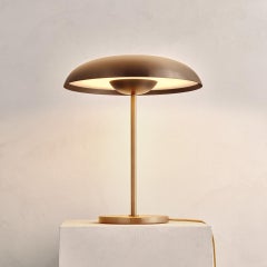 Lámpara de sobremesa 'Mineral del Solsticio Cósmico', Lámpara de sobremesa de latón patinado y bronce hecha a mano