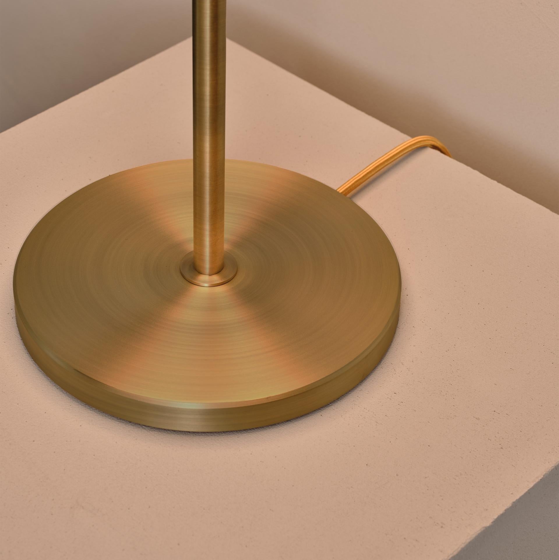 Britannique Lampe de table 'Cosmic Solstice Ore' en laiton patiné bronze, faite à la main en vente