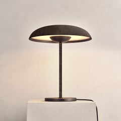 „Cosmic Solstice Phantom“ Tischlampe, handgefertigte Tischlampe mit Lederumwicklung aus Messing