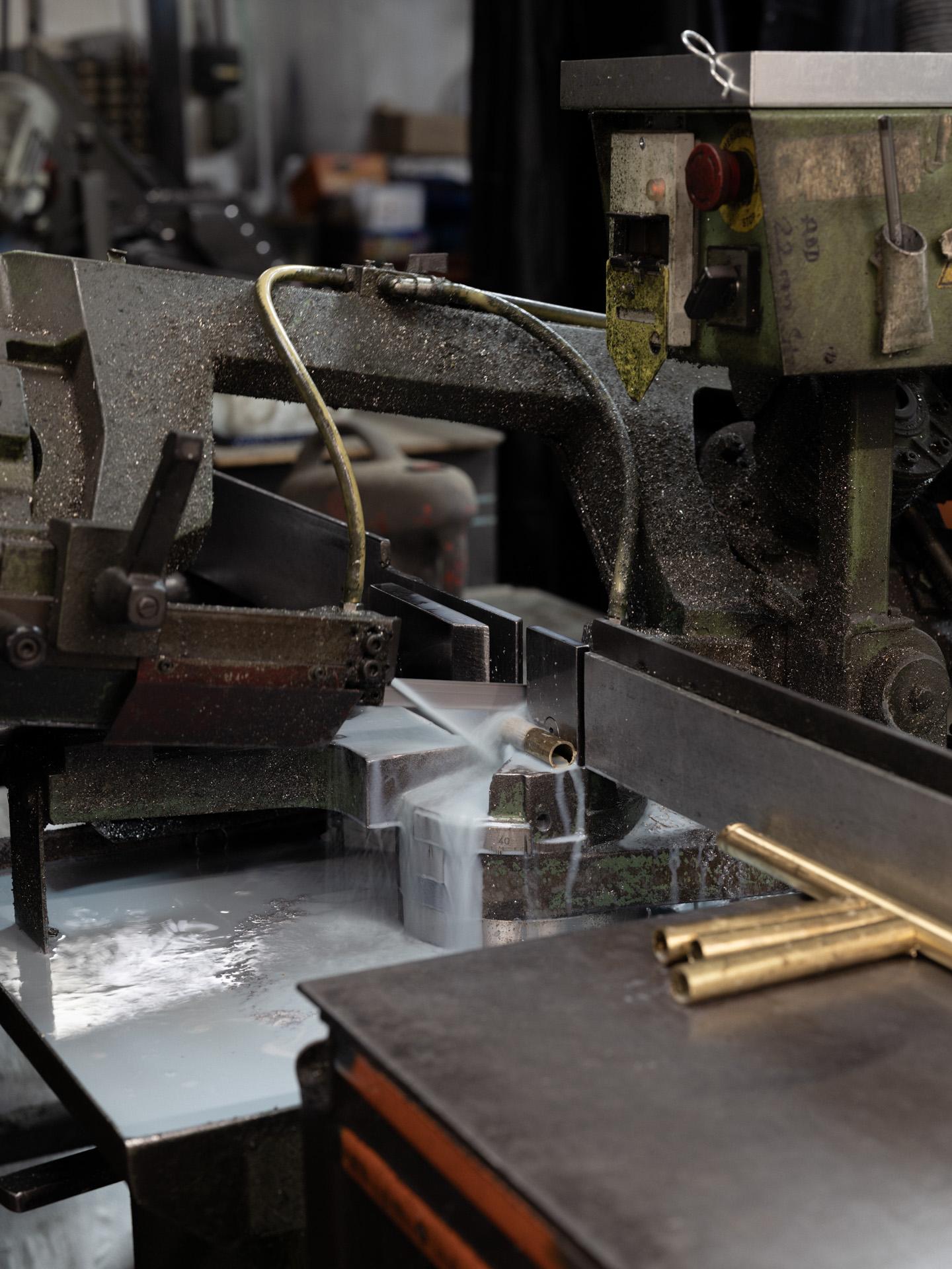 'Cosmic Solstice Purion' Table Lamp, Handmade Piano Lacquered Brass Table Light For Sale 1