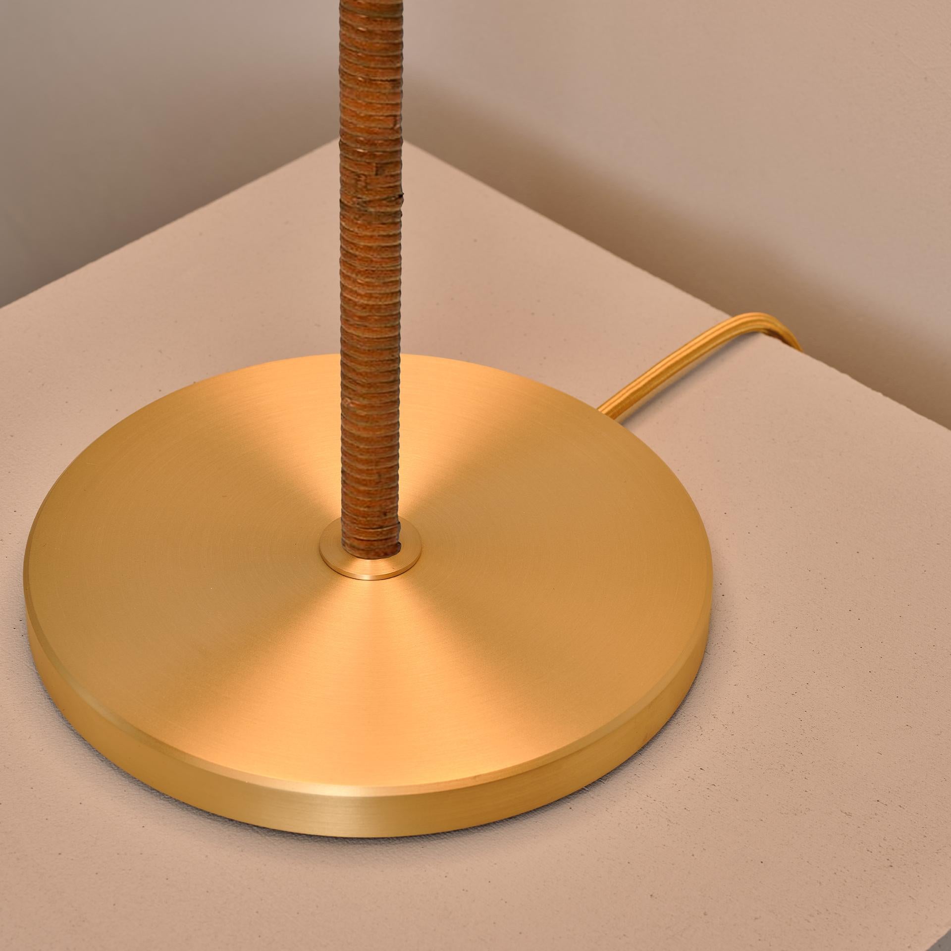 Britannique Lampe de table 'Cosmic Solstice Verdigris', fabrication artisanale en laiton patiné vert-de-gris en vente