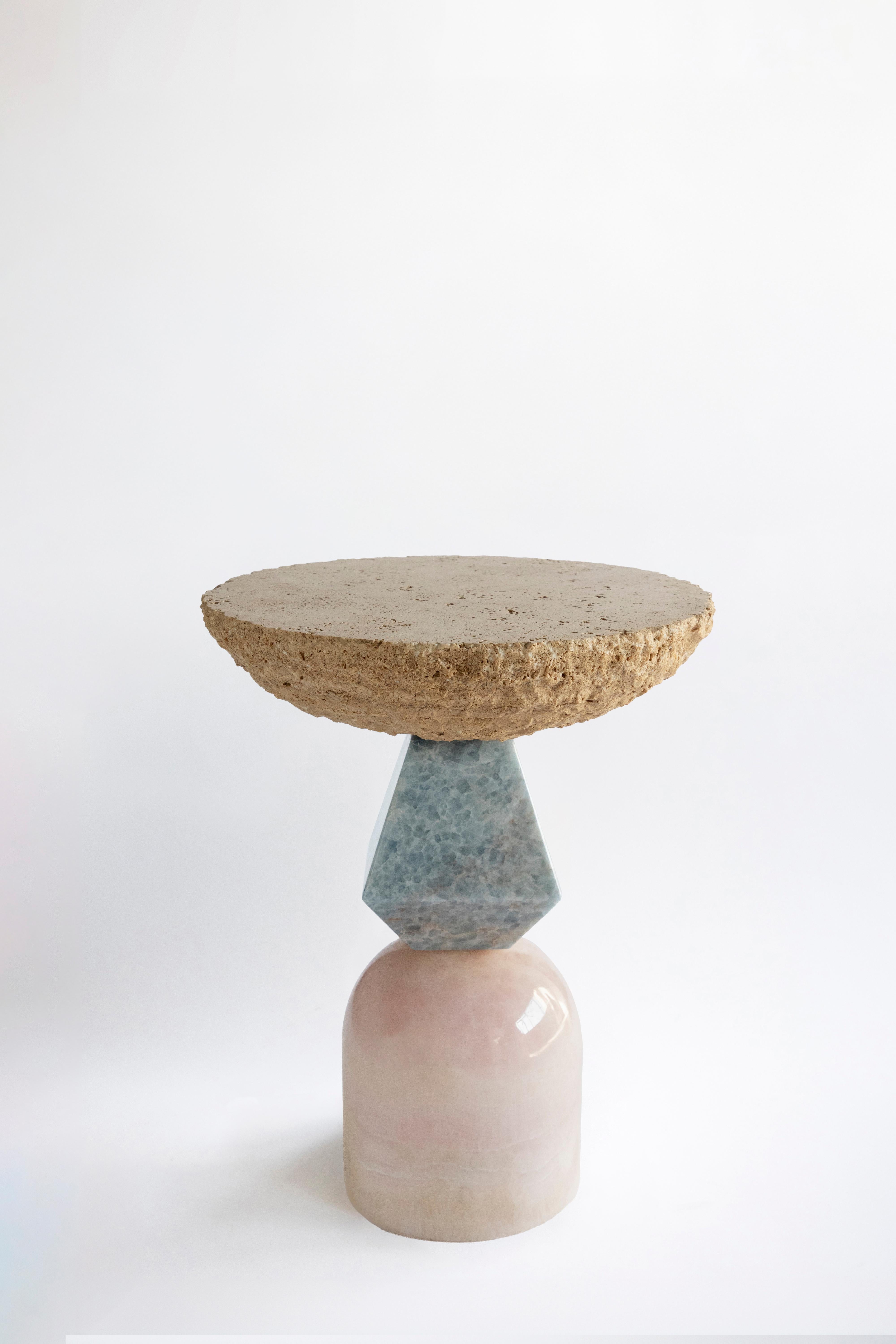 Materiali: Onice rosa, calcite blu e travertino
Tavolino artigianale
Per gli ambienti interni

Ispirata dall'eredità duratura dell'osservazione del cosmo, 