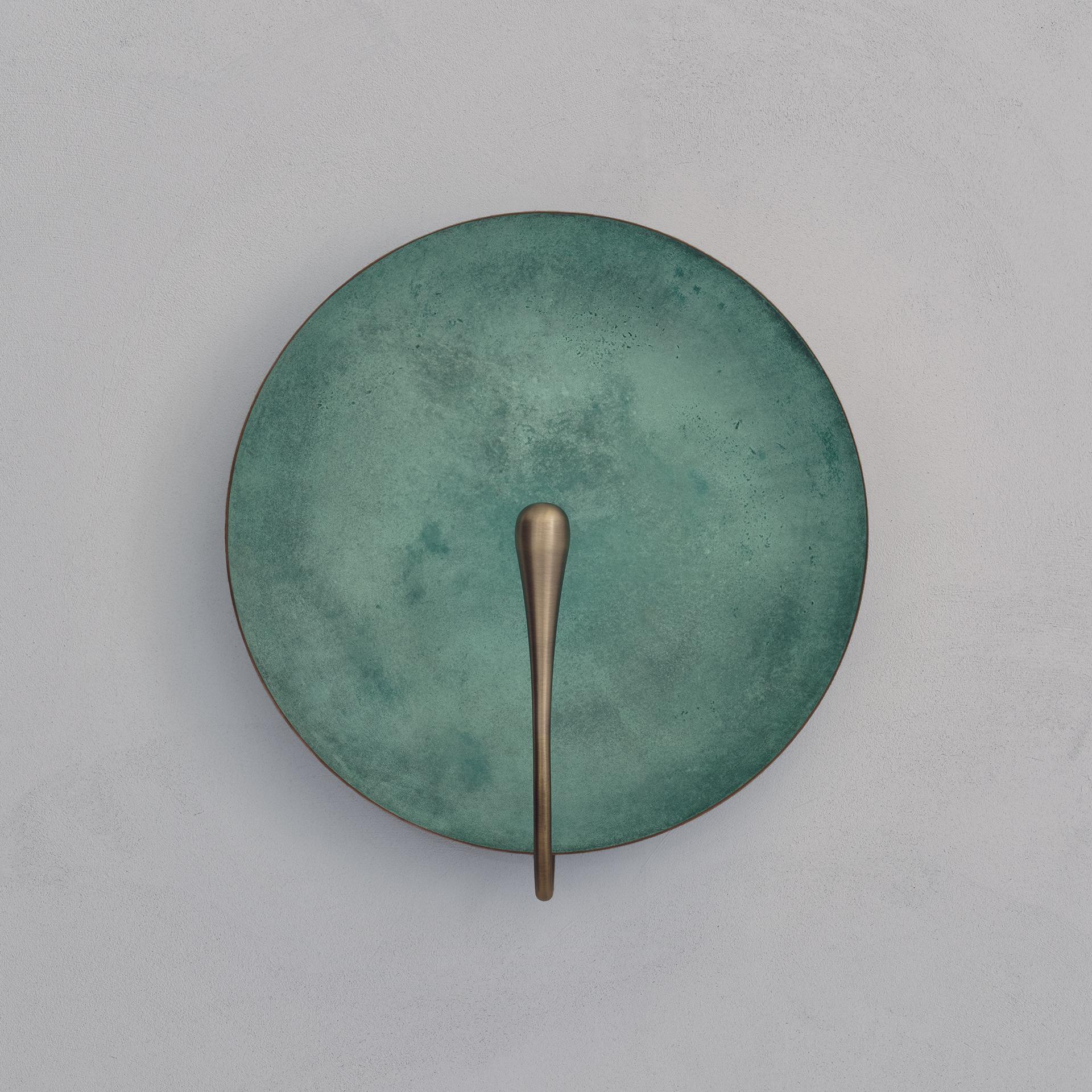 Organique Applique murale en laiton patiné vert-de-gris 'Cosmic Verdigris' faite à la main par un artisan en vente
