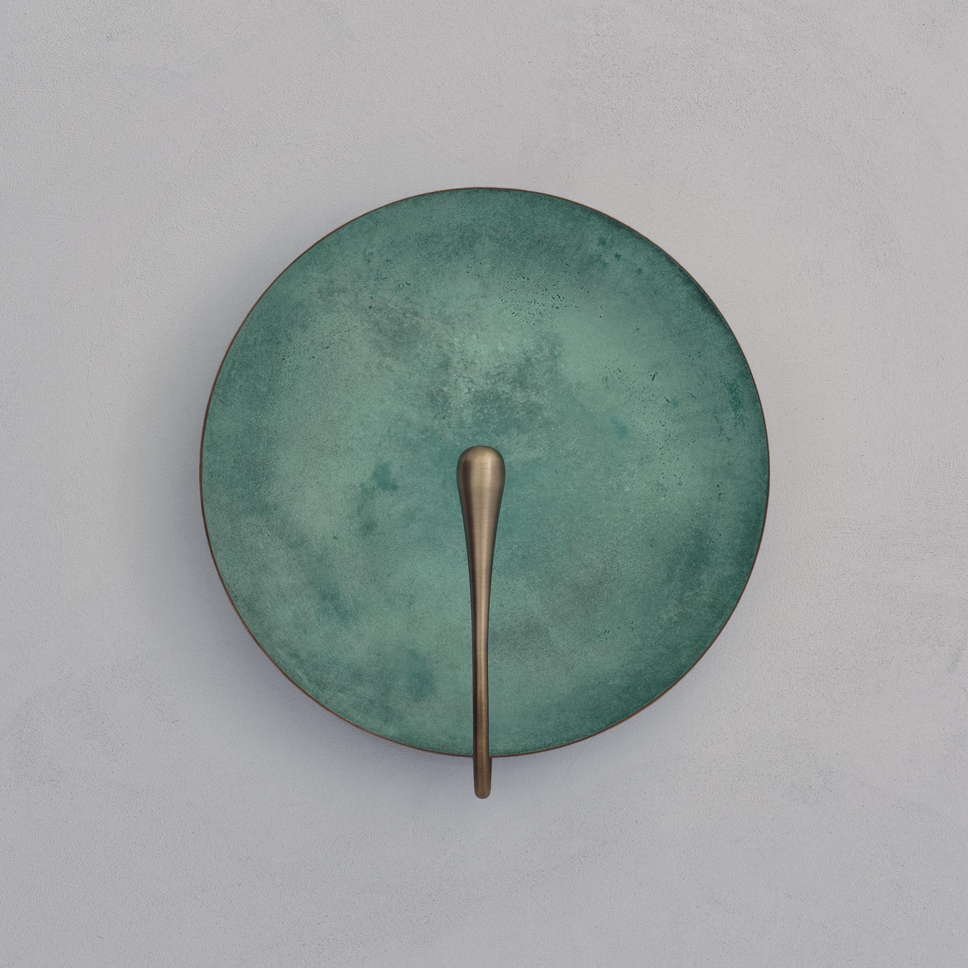 Kunsthandwerkliche handgefertigte Wandleuchte „Cosmic Verdigris“ aus patiniertem Messing mit Verdigris-Muster (Britisch) im Angebot