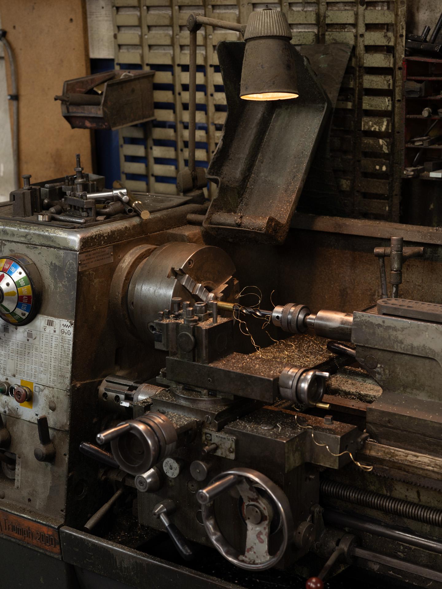 Scontrino da parete in ottone patinato fatto a mano 'Cosmic Verdigris XL' in vendita 1