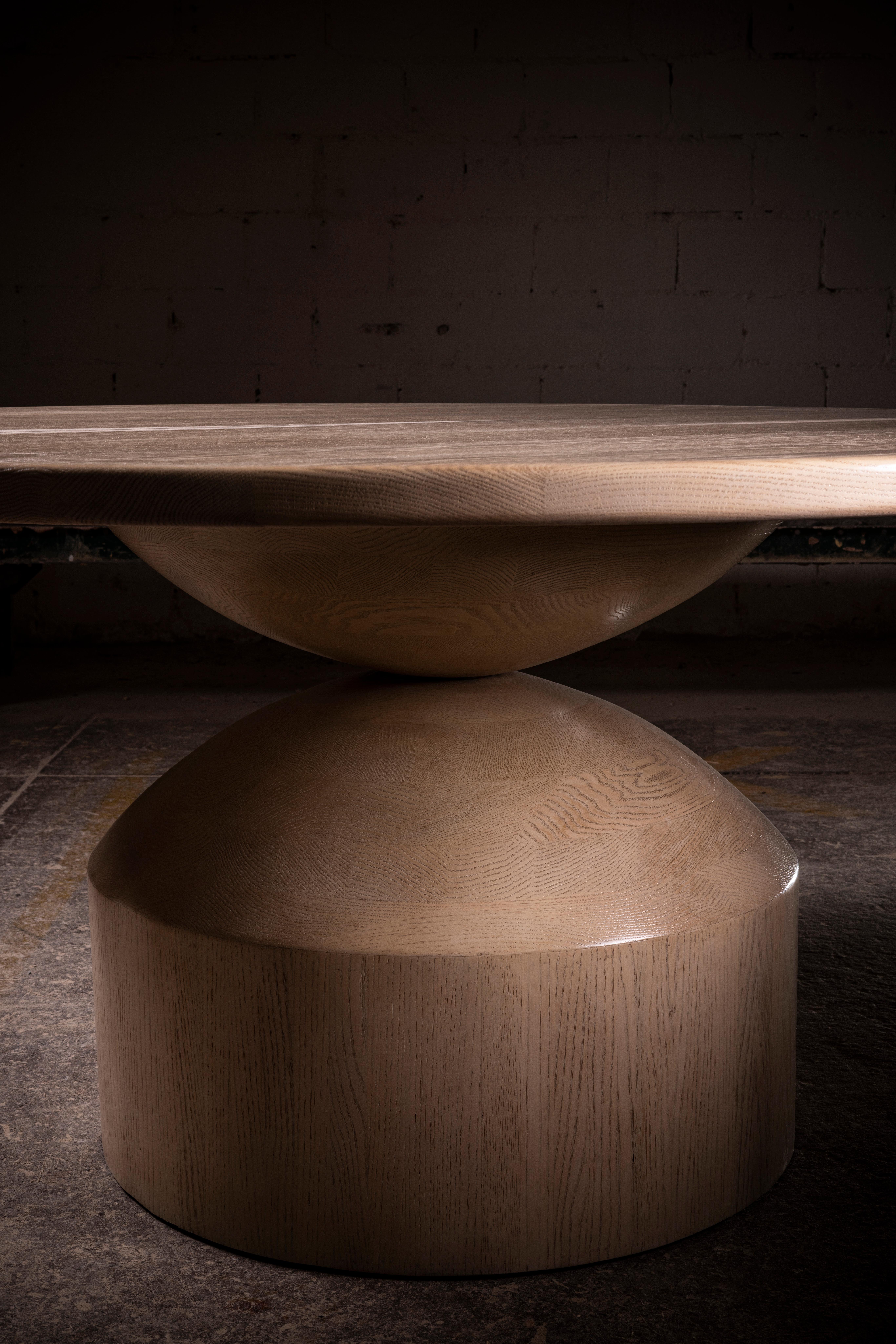 Postmoderne Table de salle à manger ronde en chêne blanc cosmique, piédestal géométrique en vente