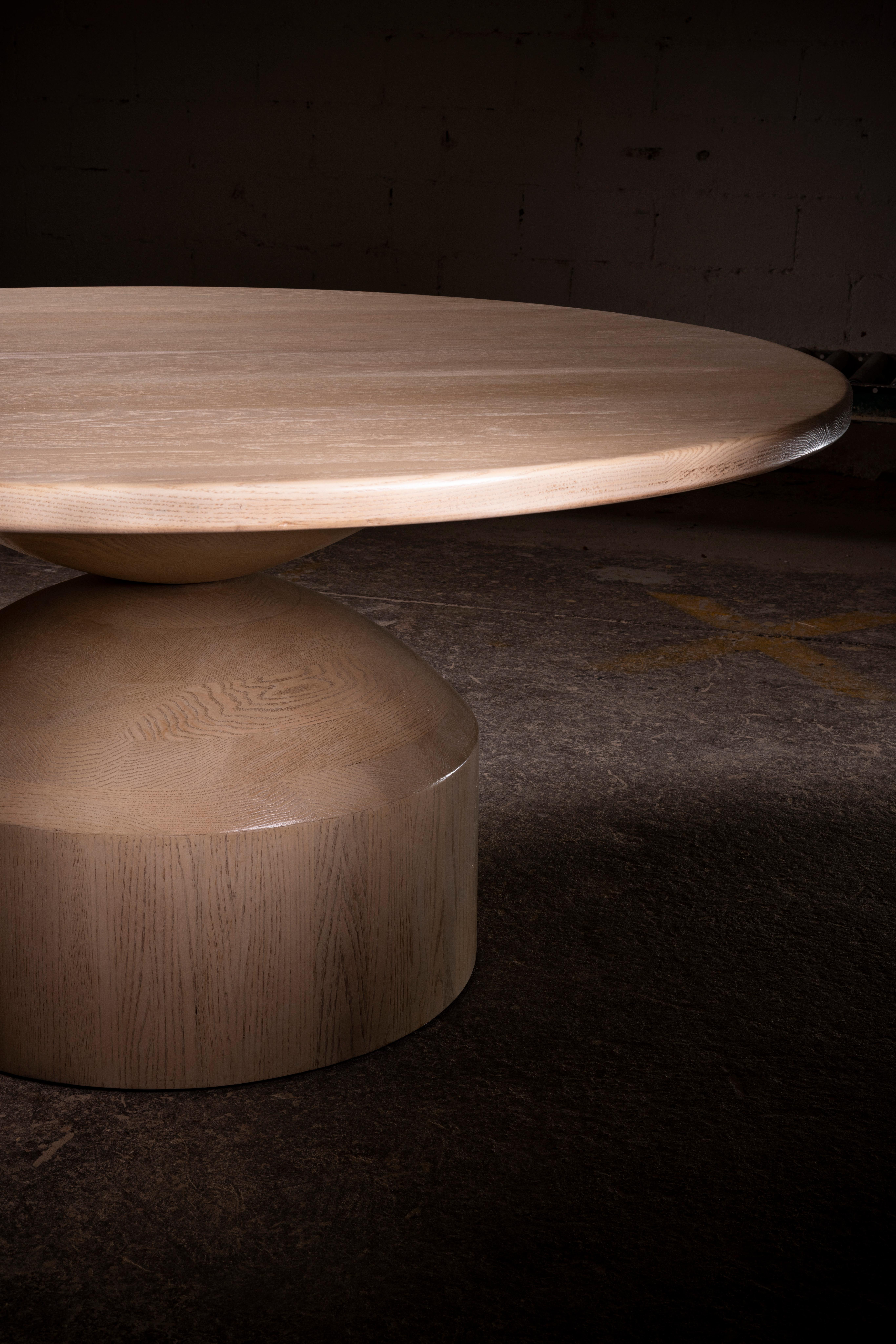 Fait main Table de salle à manger ronde en chêne blanc cosmique, piédestal géométrique en vente