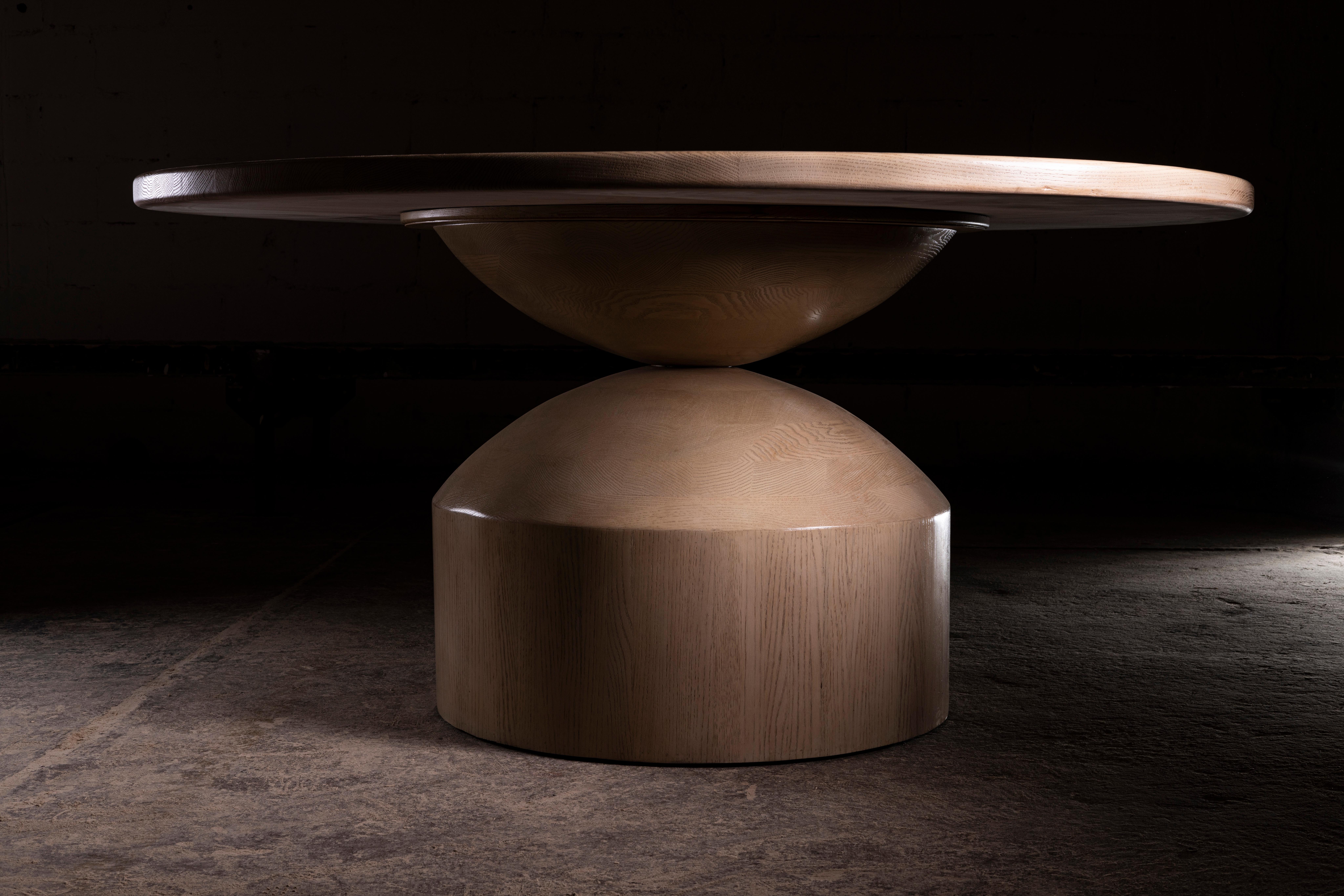 XXIe siècle et contemporain Table de salle à manger ronde en chêne blanc cosmique, piédestal géométrique en vente