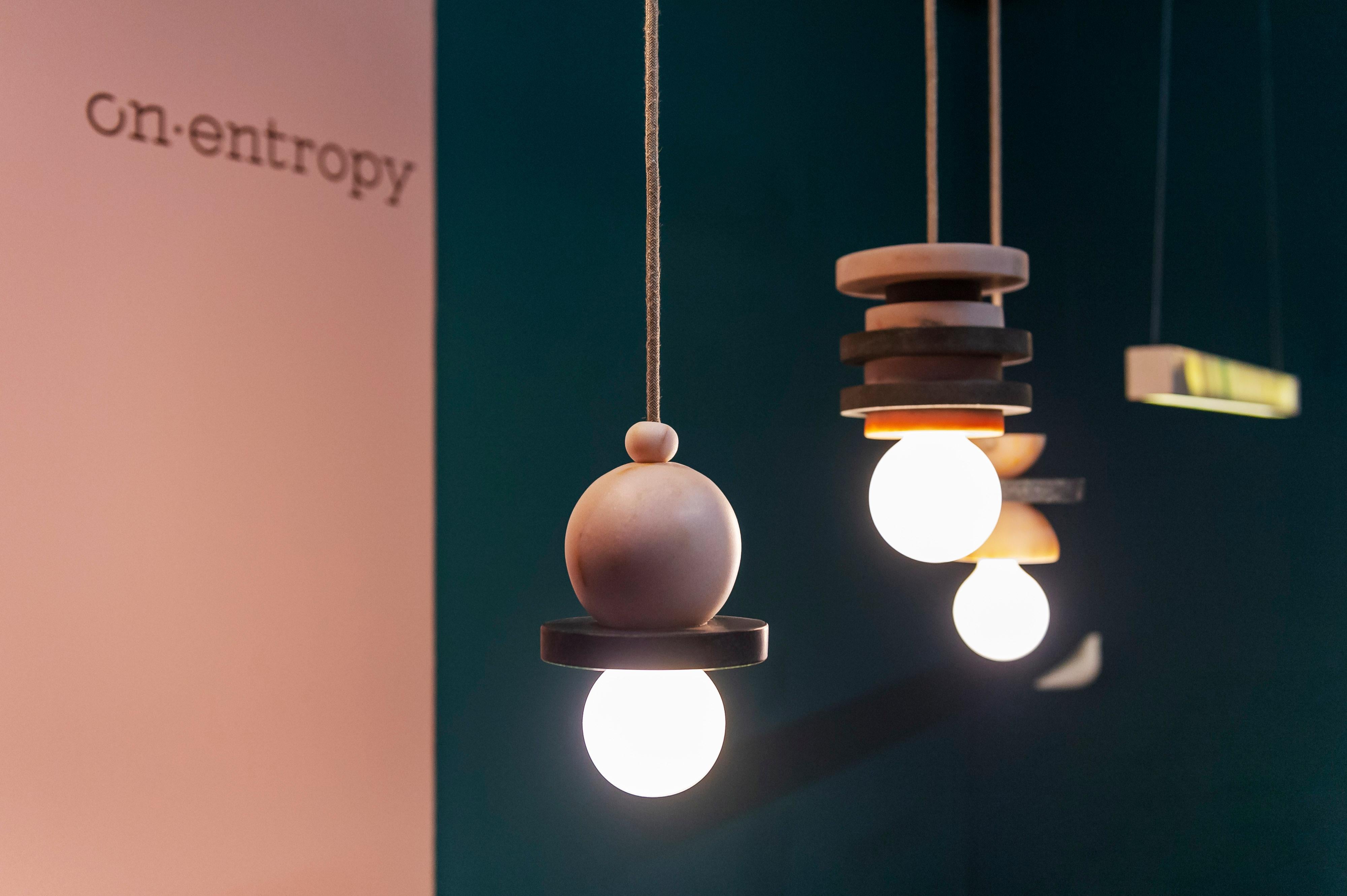 Luce a sospensione in marmo Cosmicity di on.Entropy, nei colori bianco, rosa, grigio e verde in vendita 3