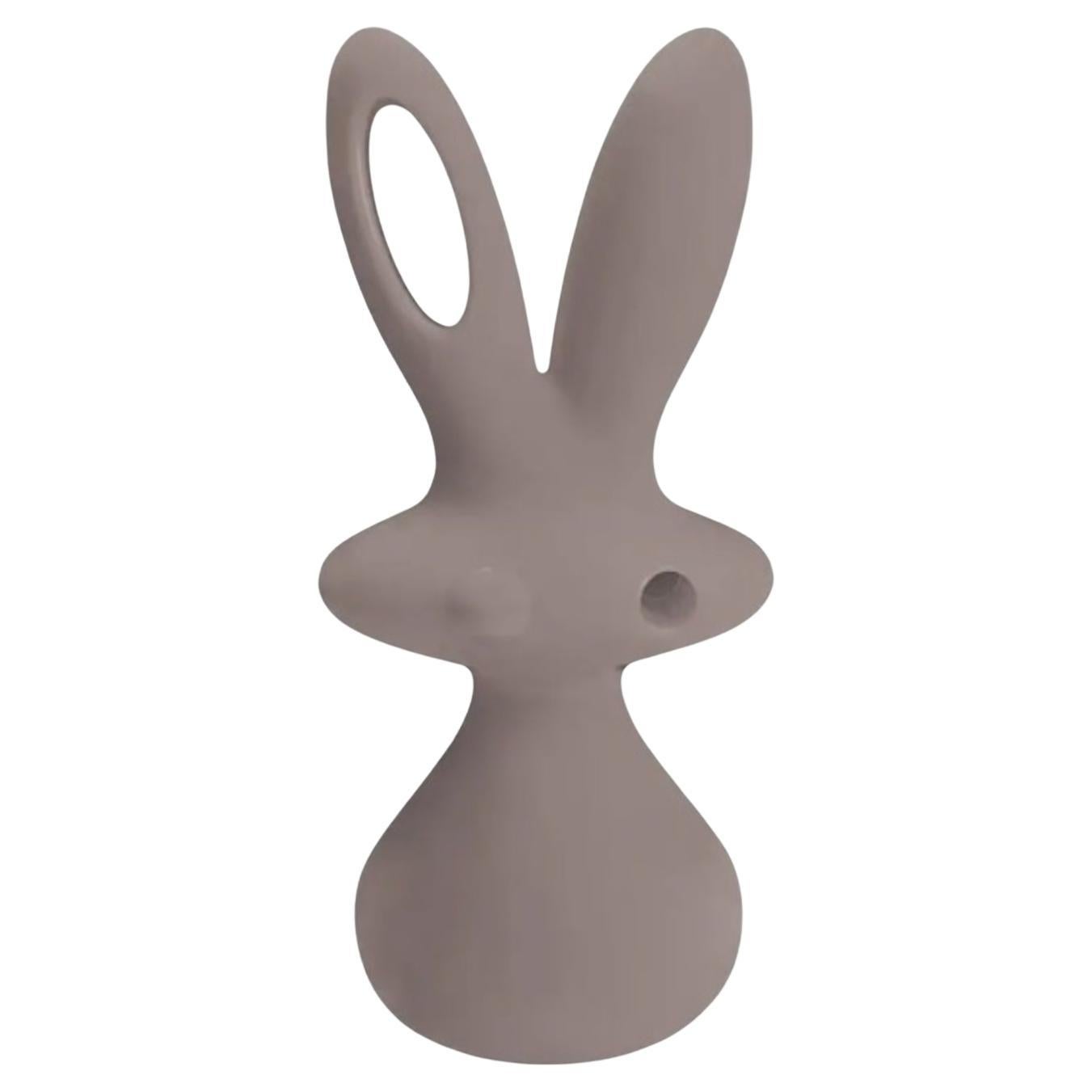 Escultura Cosmo Bunny Argil Gris de Aki Kuroda