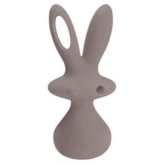 Sculpture Cosmo Bunny grise par Aki Kuroda