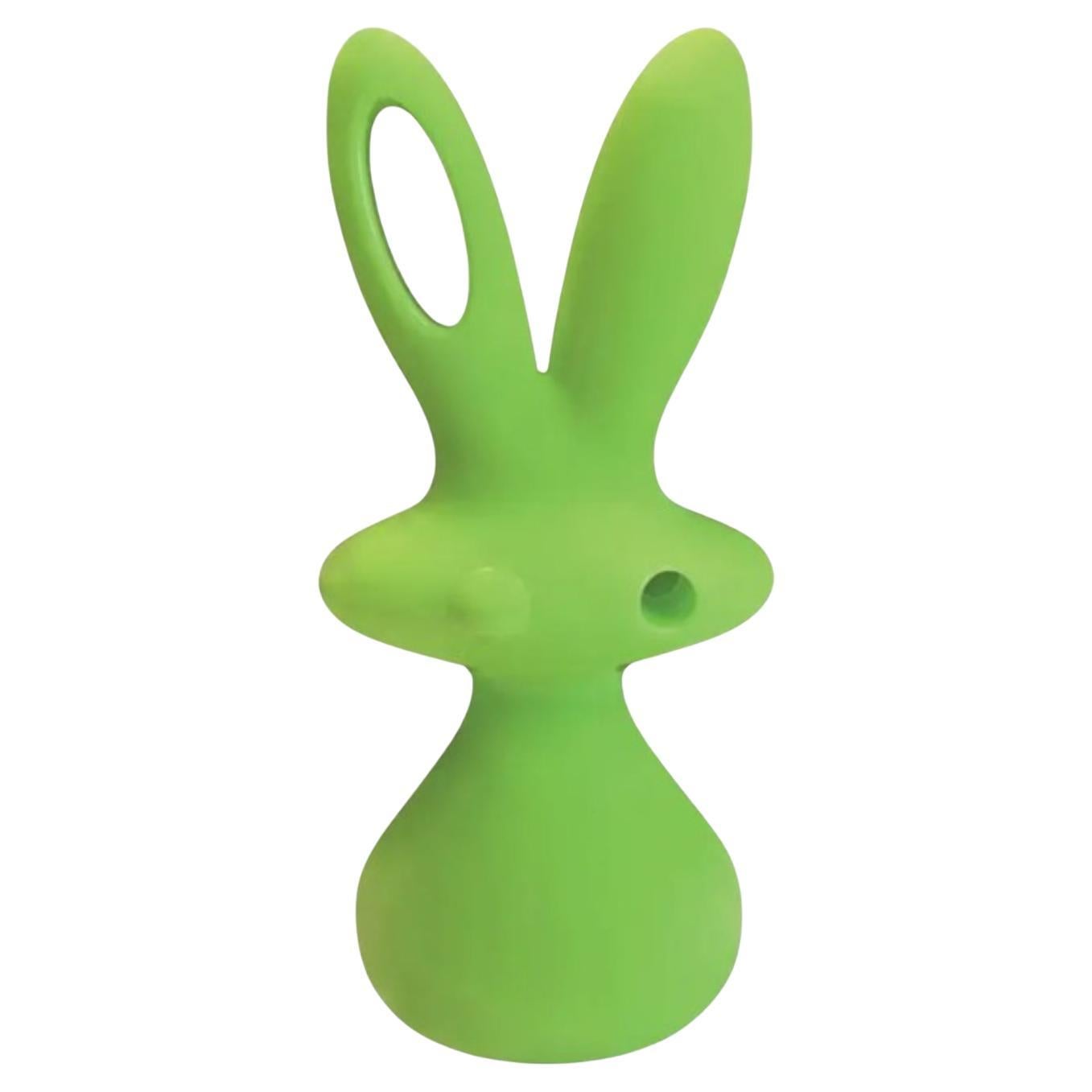 Escultura Cosmo Bunny verde lima de Aki Kuroda