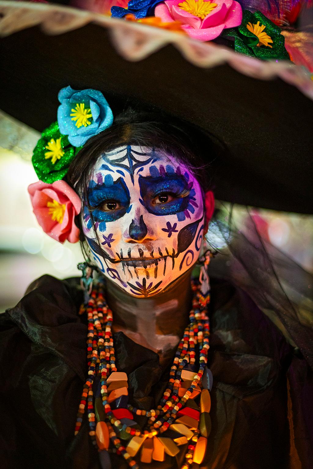  Cosmo Condina Color Photograph – Ich warte immer noch auf dich, Tag des Toten, Dia de los Muertos, Mexiko, 2023