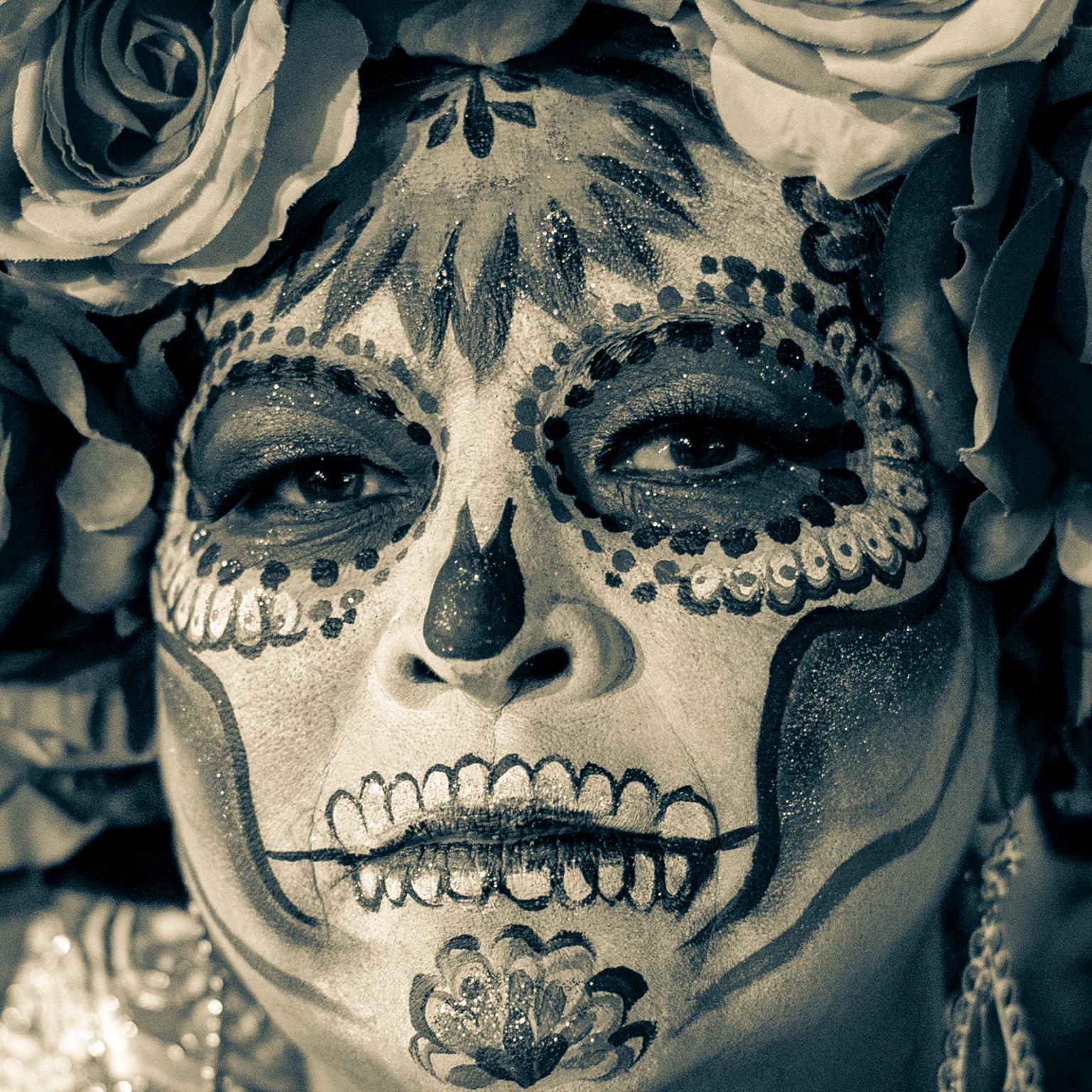 Eine Krone aus Rosen für den Tod, Tag der Toten, s/w, Mexiko 2023 – Photograph von  Cosmo Condina
