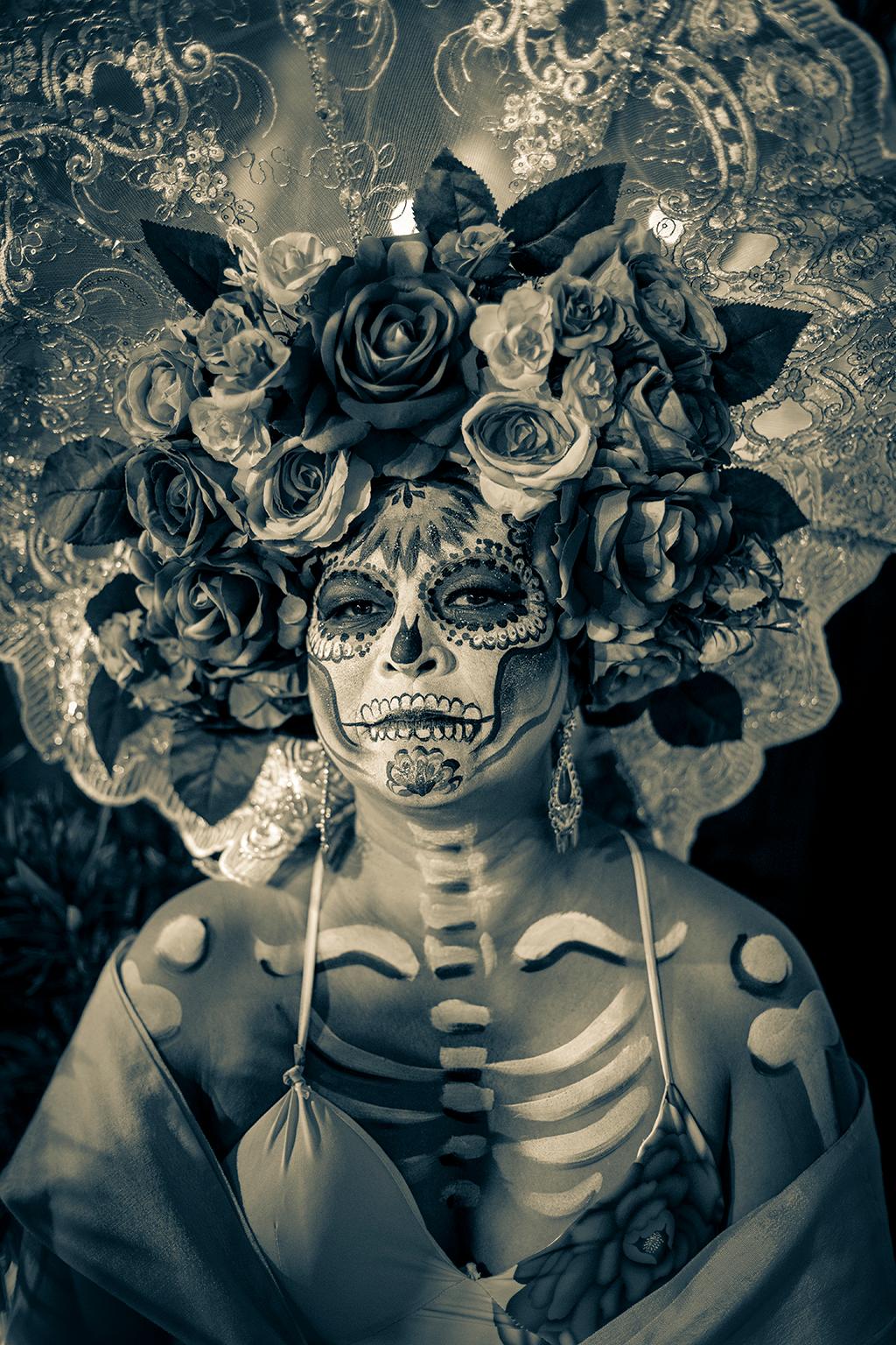  Cosmo Condina Portrait Photograph – Eine Krone aus Rosen für den Tod, Tag der Toten, s/w, Mexiko 2023