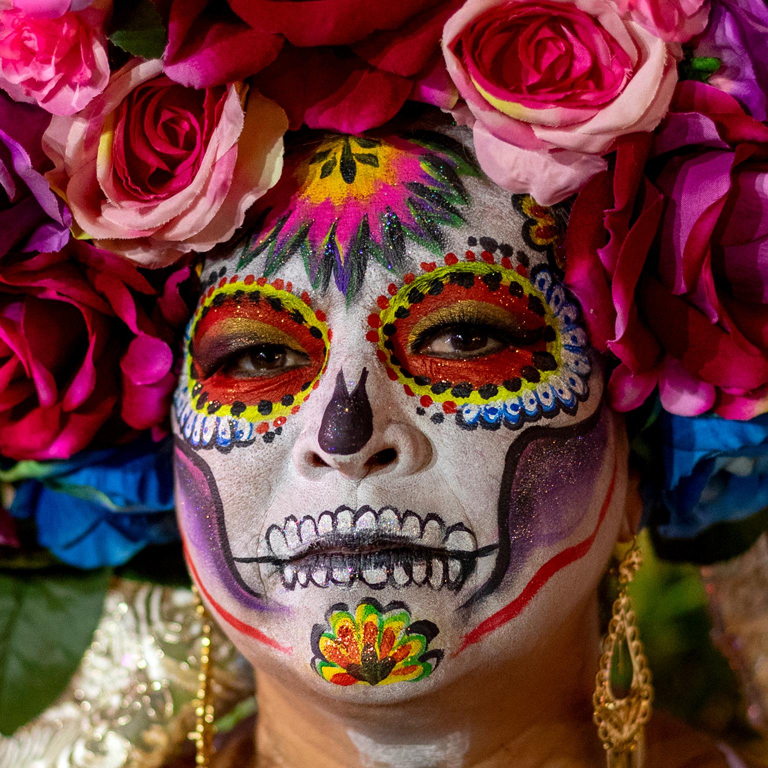 “A crown of roses for death”, Day of the Dead, Dia de los Muertos, Mexico, 2023 - Photograph by  Cosmo Condina