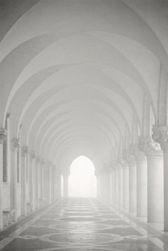 Säulen und Bögen in nebligem Nebel, schwarz und weiß.  Doges Palace, Venedig, Italien 2