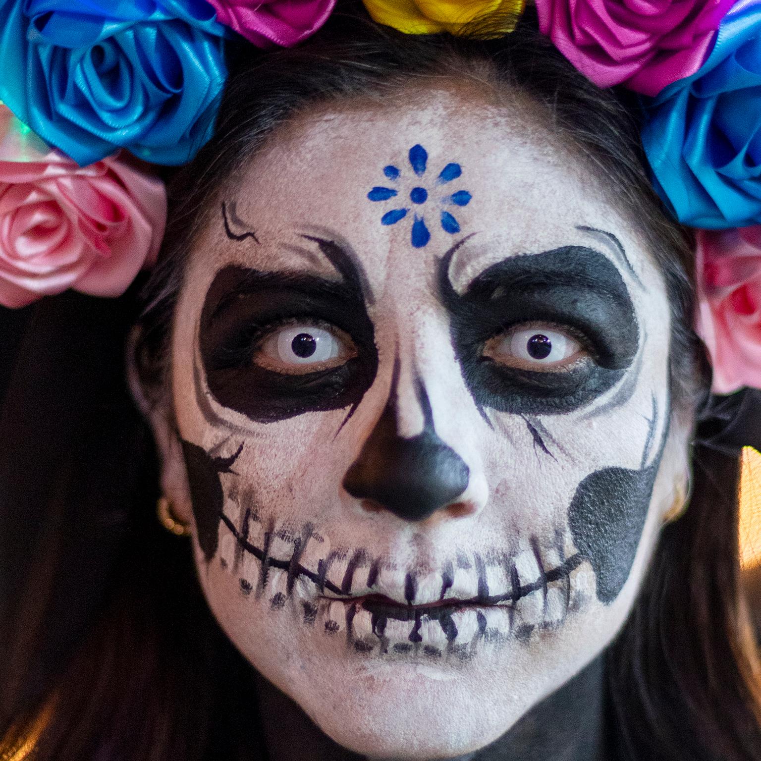 “Crazy Eyes”,  Day of the Dead, Dia de los Muertos, Isla Mujeres, Mexico, 2023 – Photograph von  Cosmo Condina